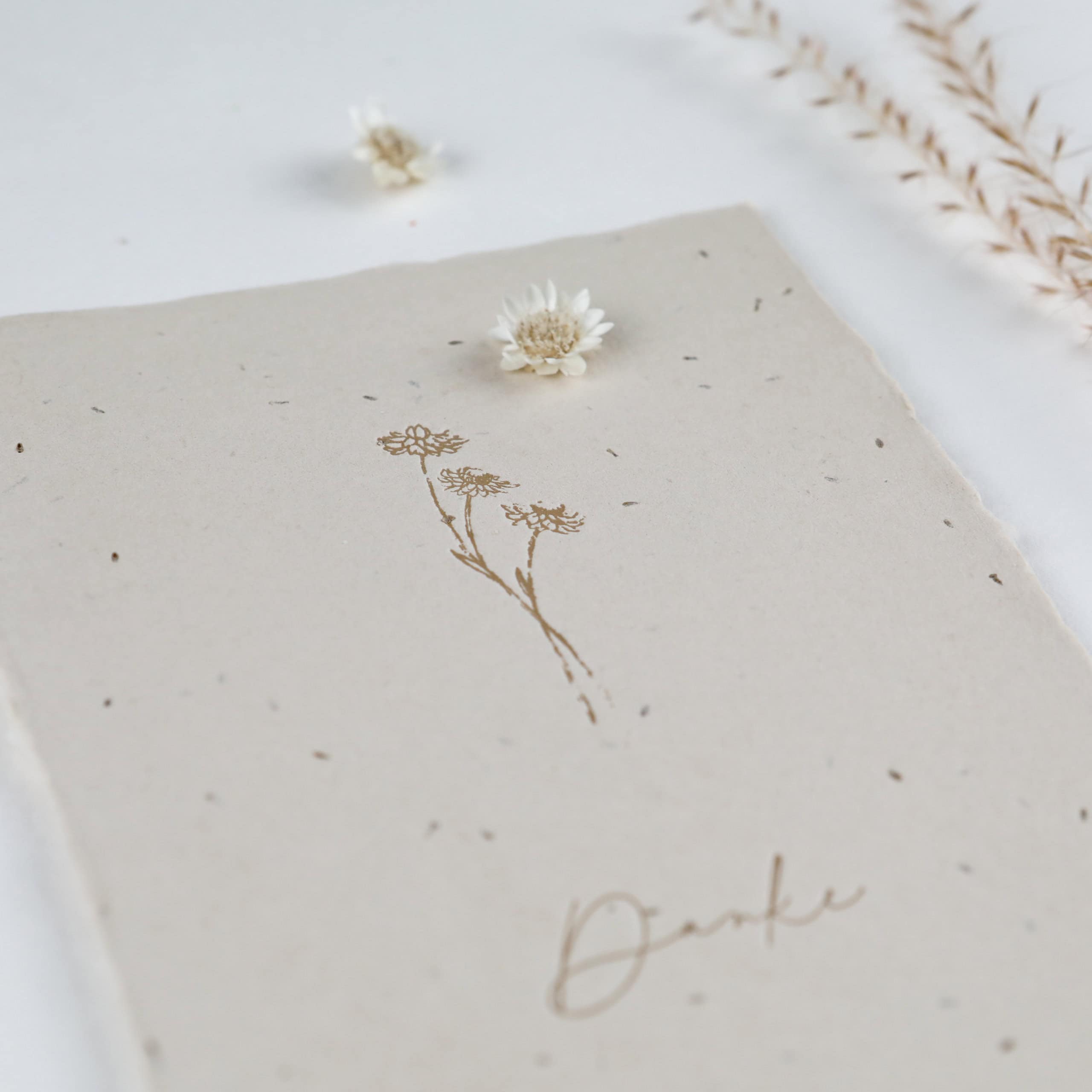 Karte aus handgeschöpftem Saatpapier zum Danke sagen, Dankeskarte Samenpapier mit Schafgarbe-Samen, Blumenmotiv, Letterpress-Druck, Papierknöpfchen Zeichnung