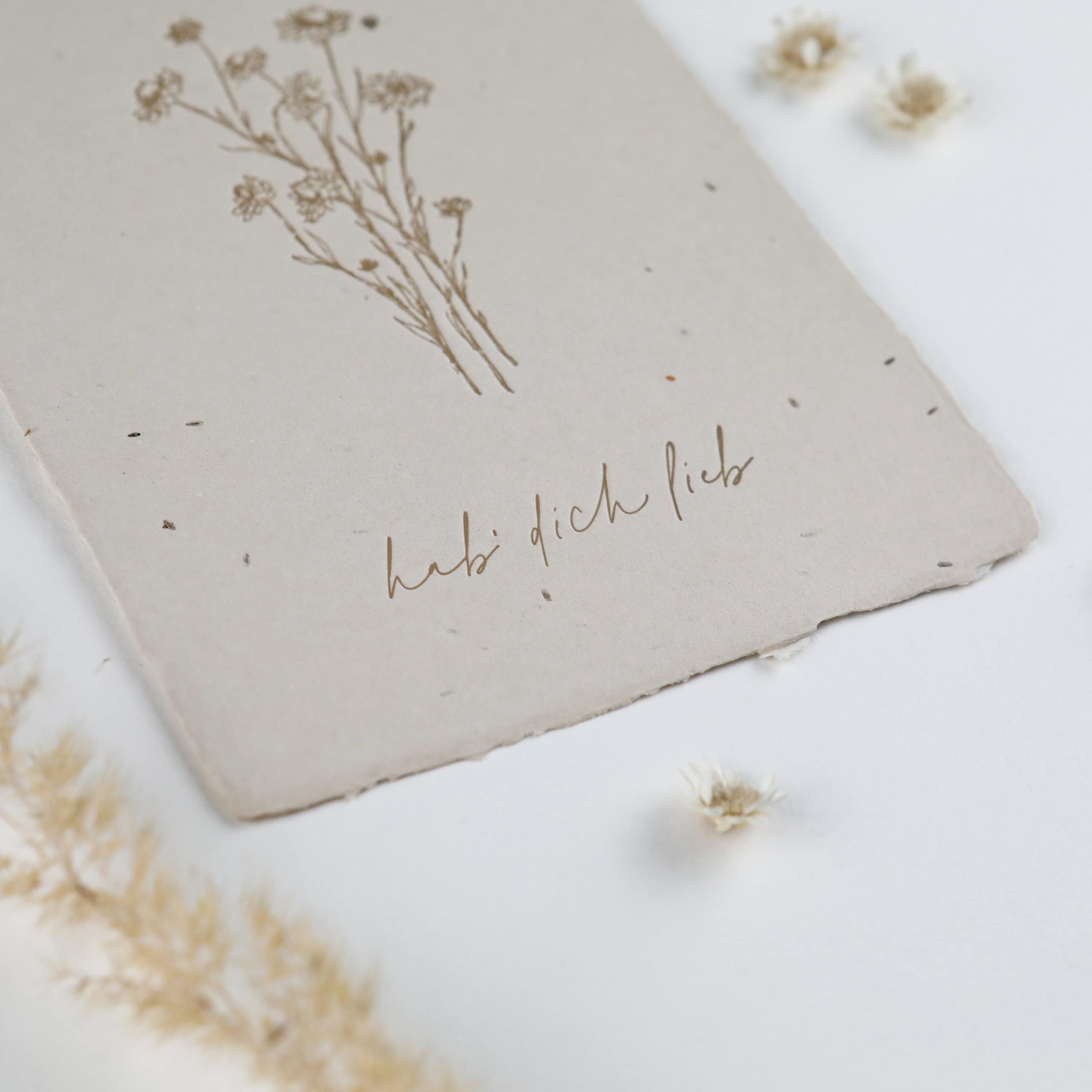 Karte aus handgeschöpftem Saatpapier zum Liebe zeigen, Karte Samenpapier mit Schafgarbe-Samen, Blumenmotiv, Letterpress-Druck, Papierknöpfchen Zeichnung
