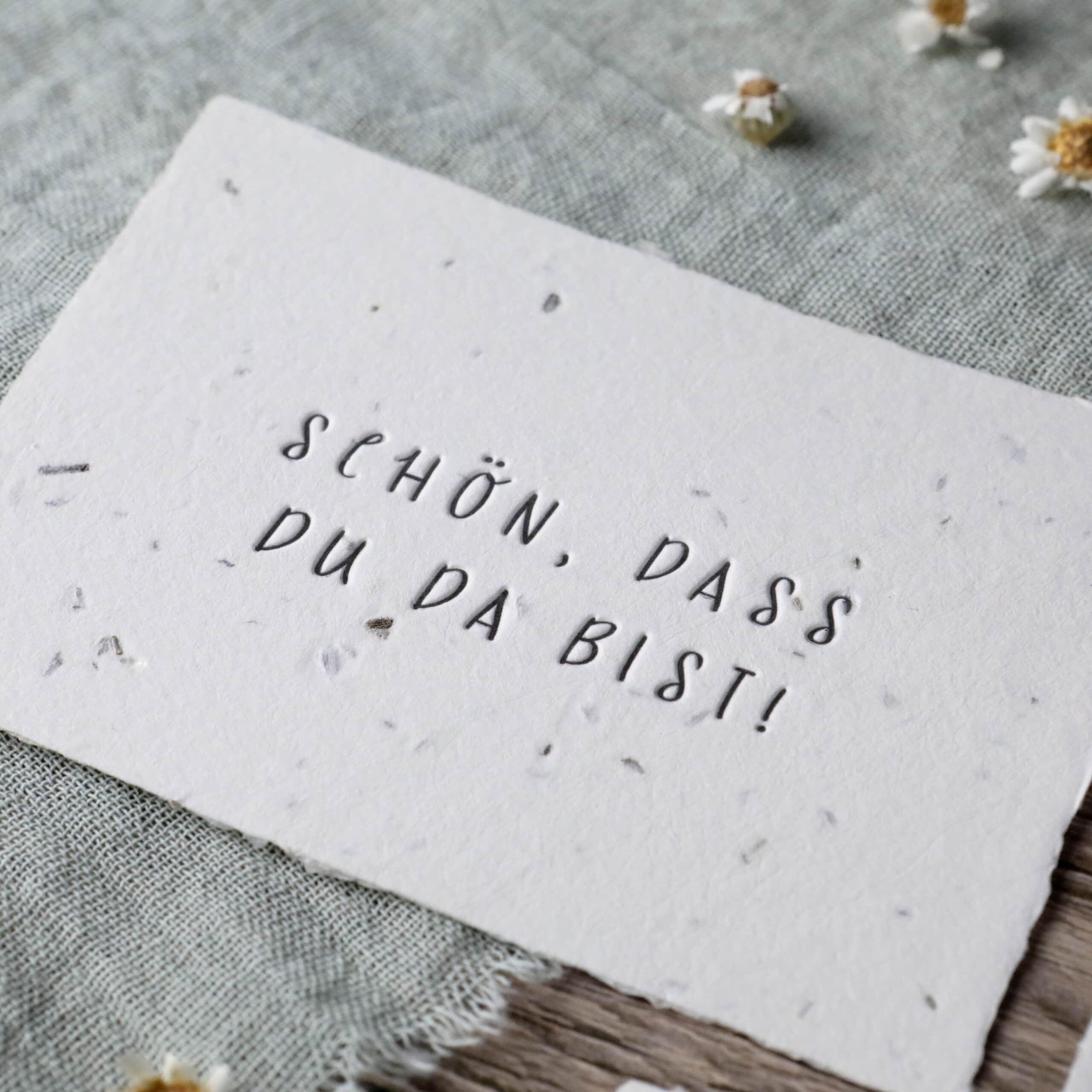Gastgeschenk Samenpapier mit Aufschrift "Schön, dass du da bist" mit Letterpress-Prägedruck