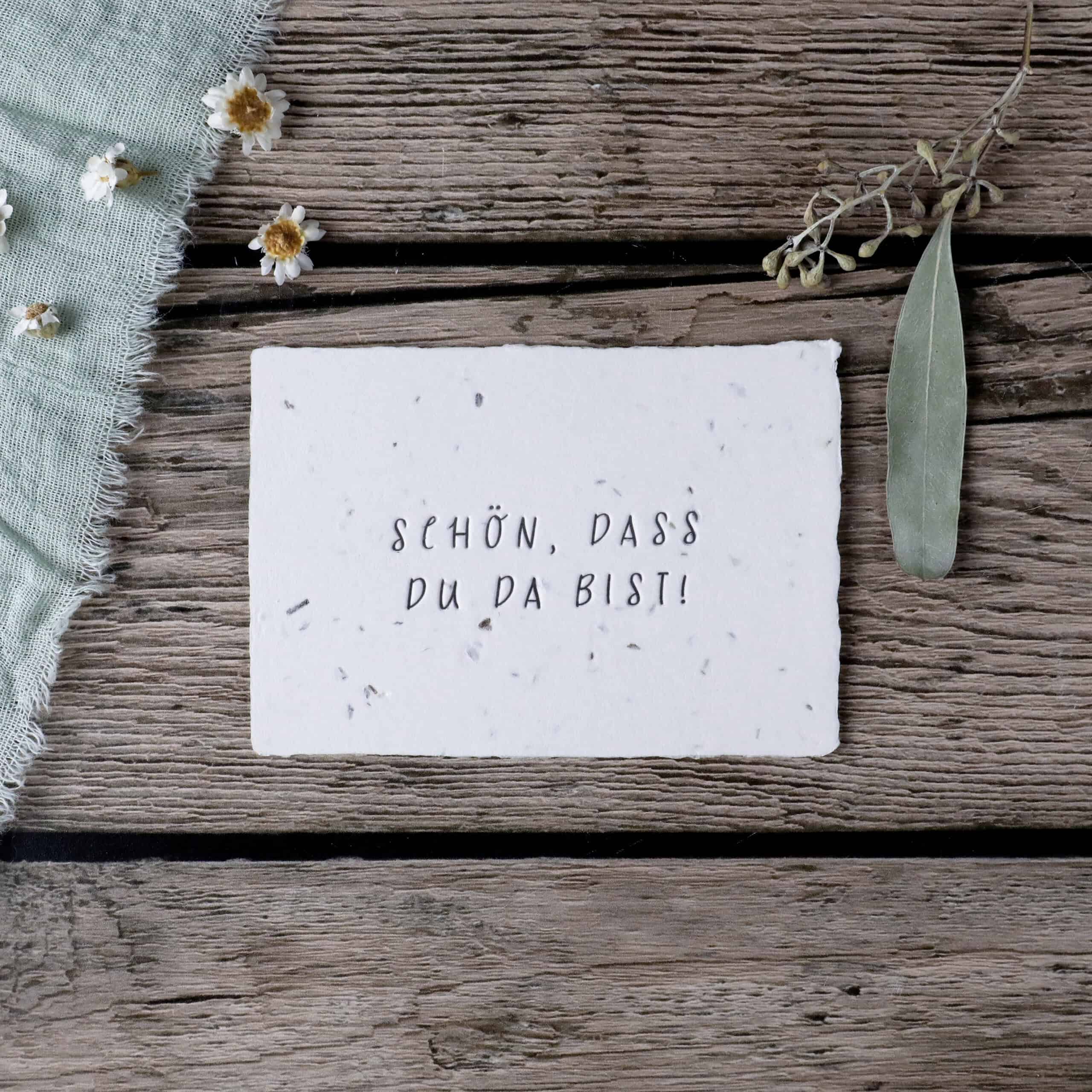 Gastgeschenk Samenpapier mit Aufschrift "Schön, dass du da bist" mit Letterpress-Prägedruck