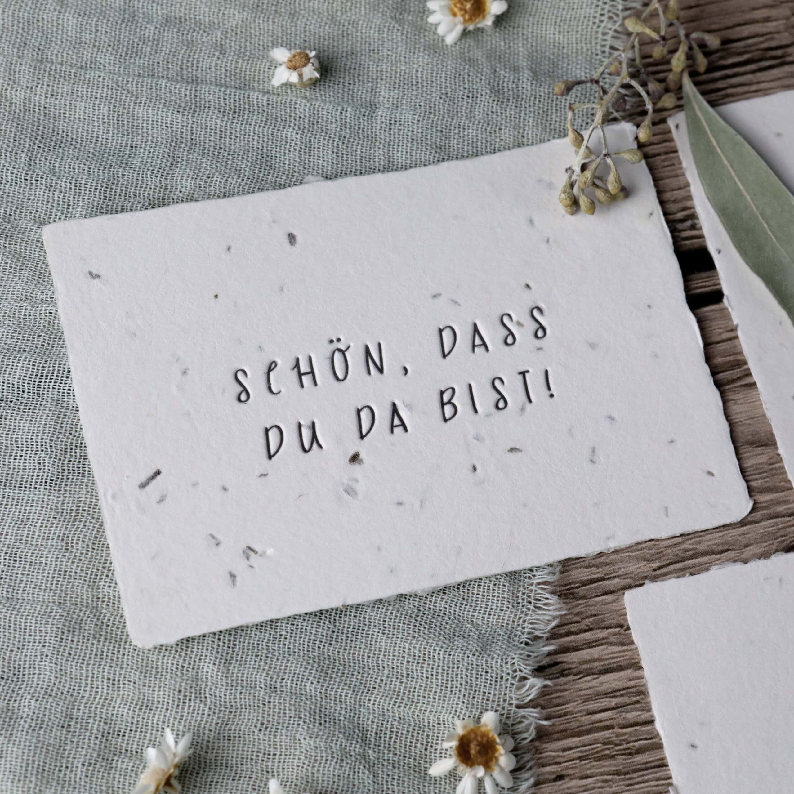 Gastgeschenk Samenpapier mit Aufschrift "Schön, dass du da bist" mit Letterpress-Prägedruck