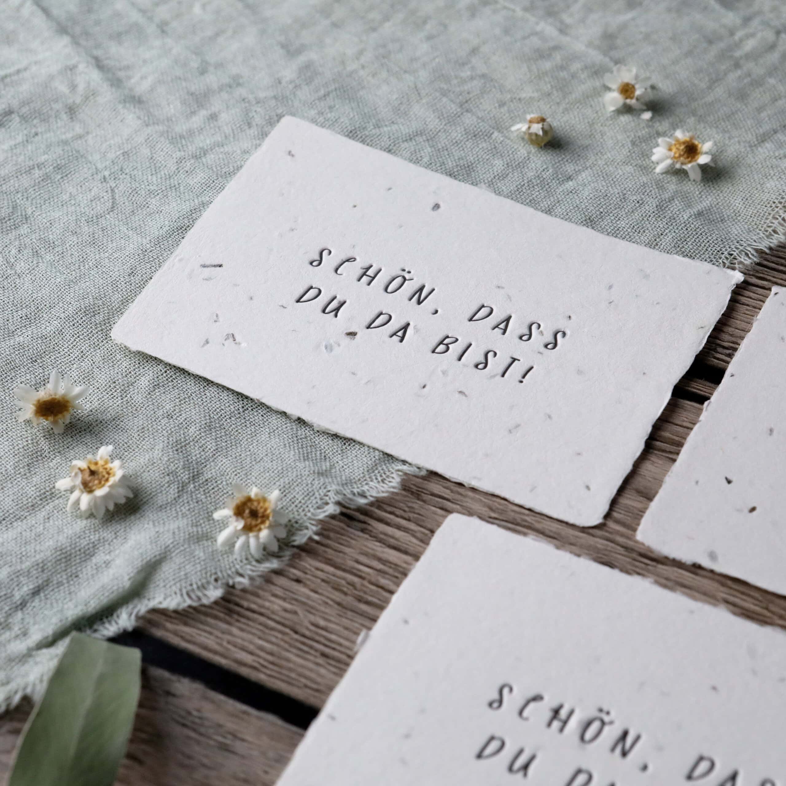 Gastgeschenk Samenpapier mit Aufschrift "Schön, dass du da bist" mit Letterpress-Prägedruck