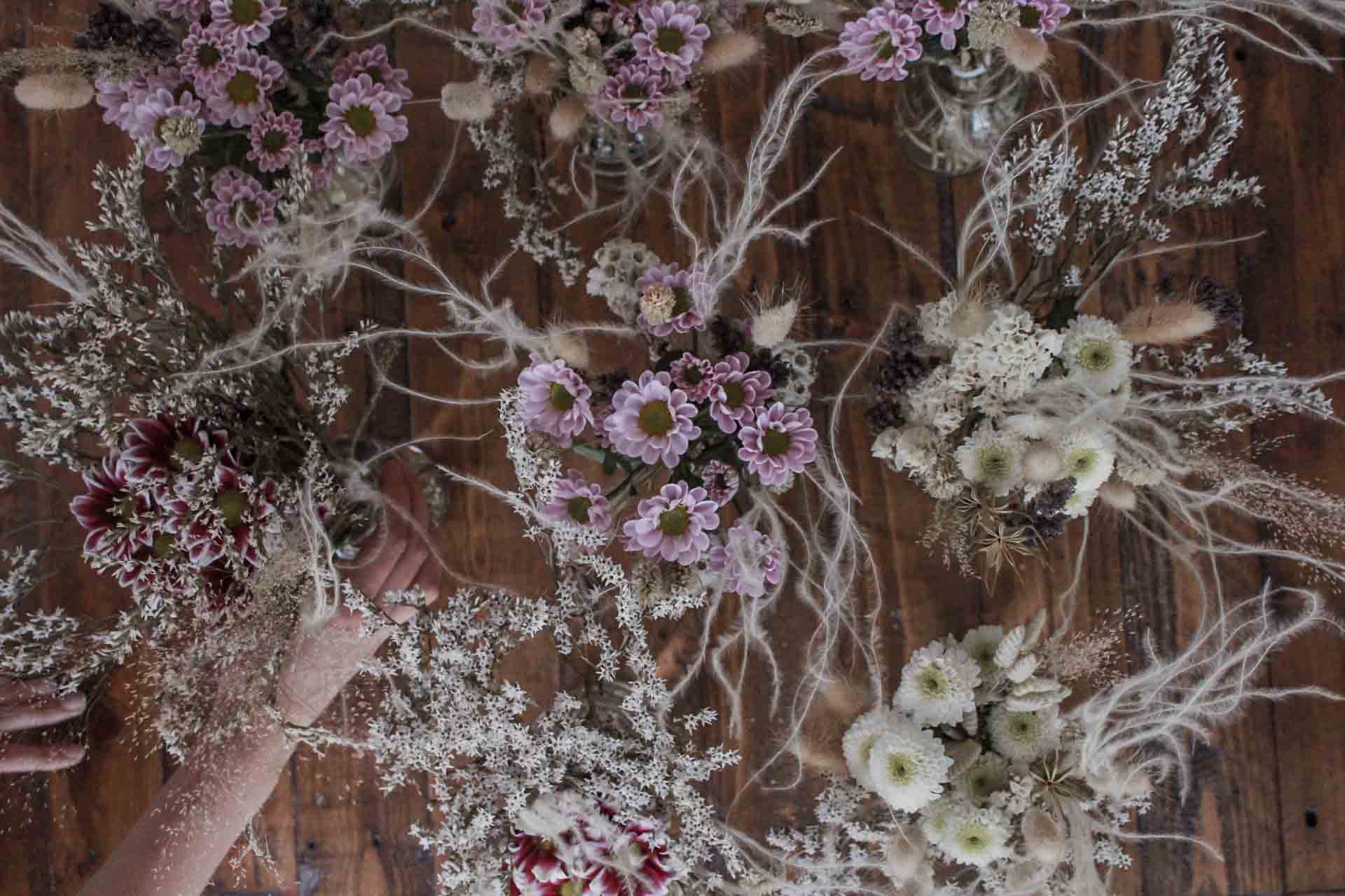 Tisch voller Blumen zur Vorbereitung auf den Lonely Bouquet Day