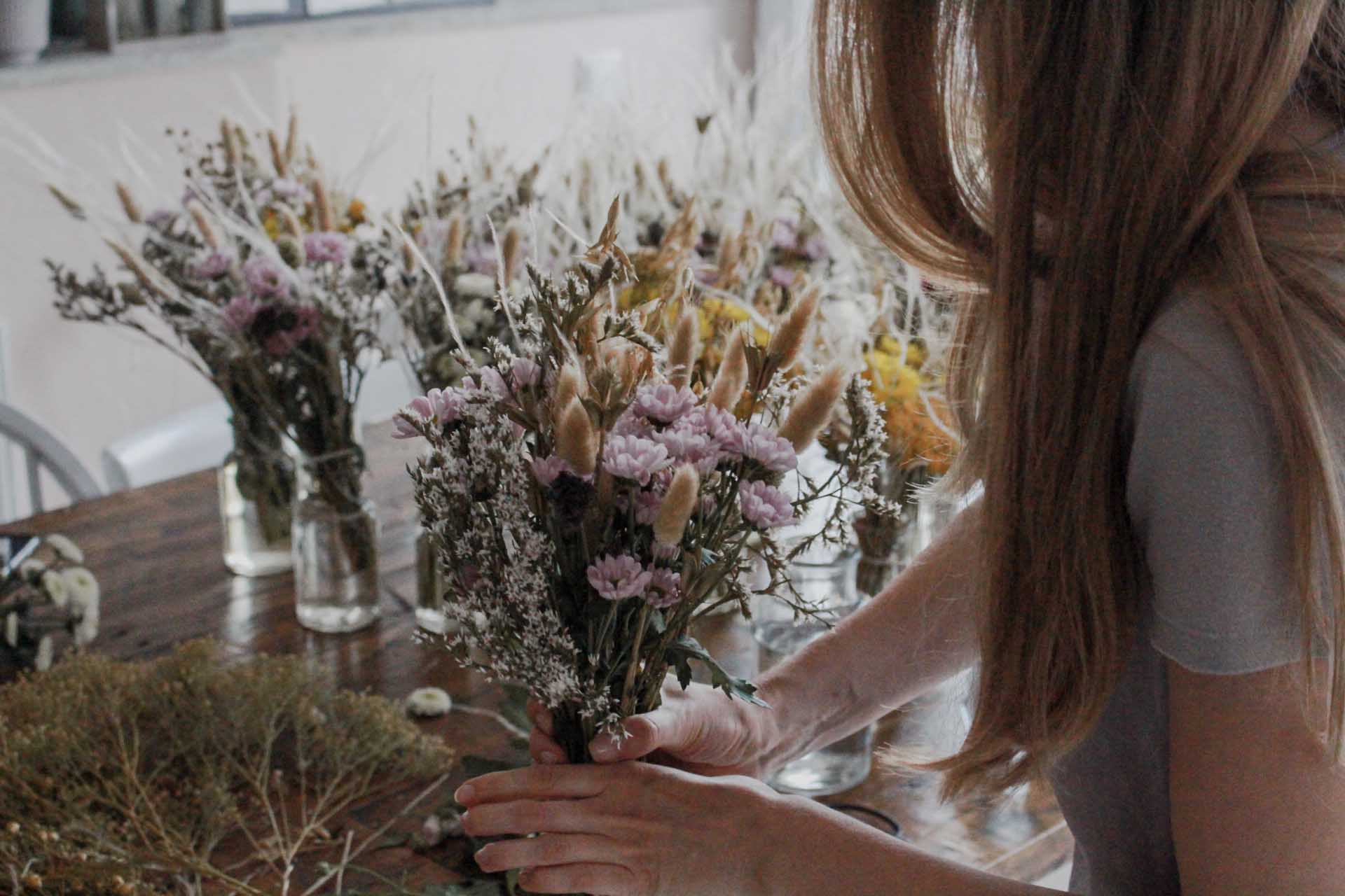Binden eines Trockenblumenstraußes für den Lonely Bouquet Day