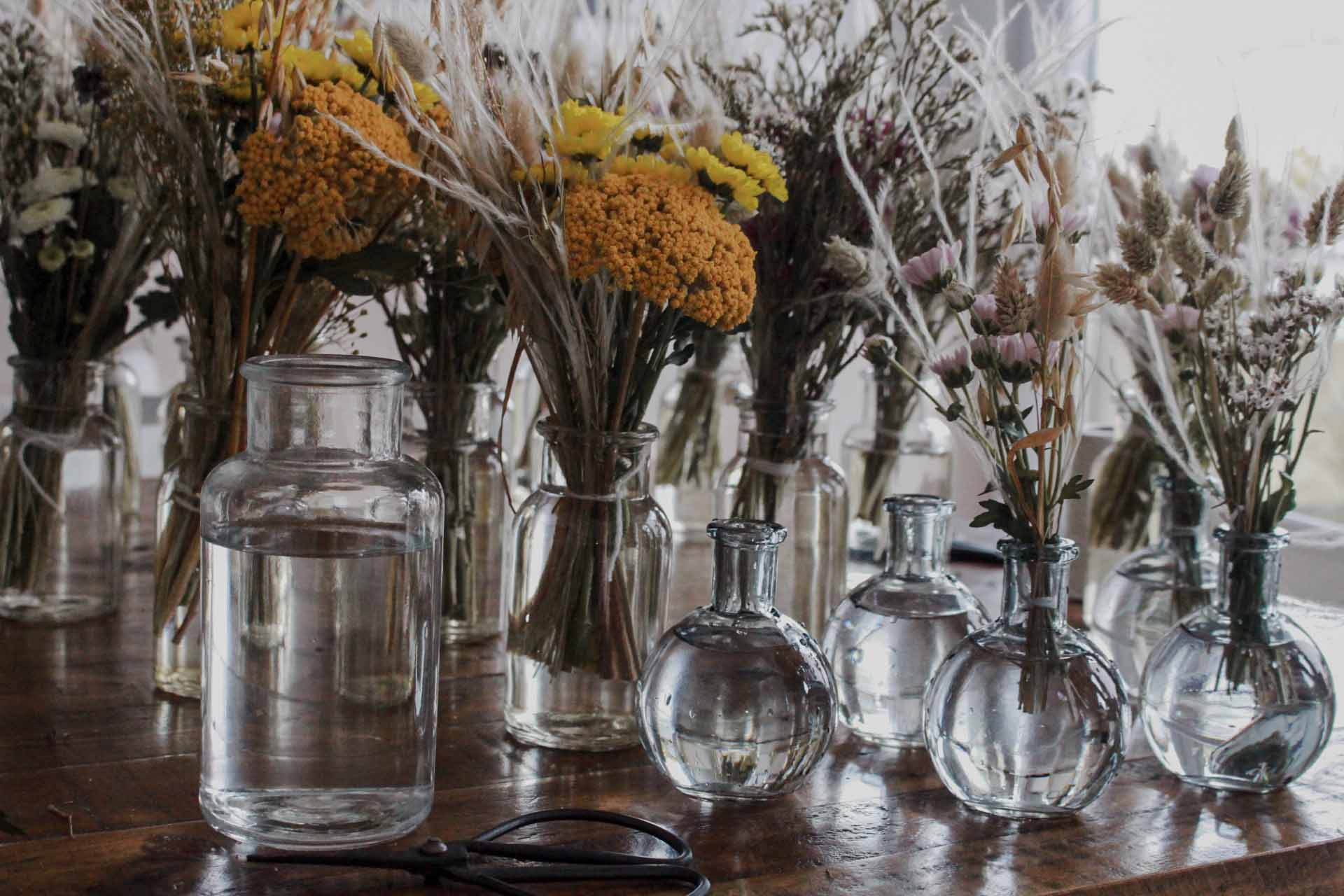 Ein Tisch voller Vasen mit schönen Blumen