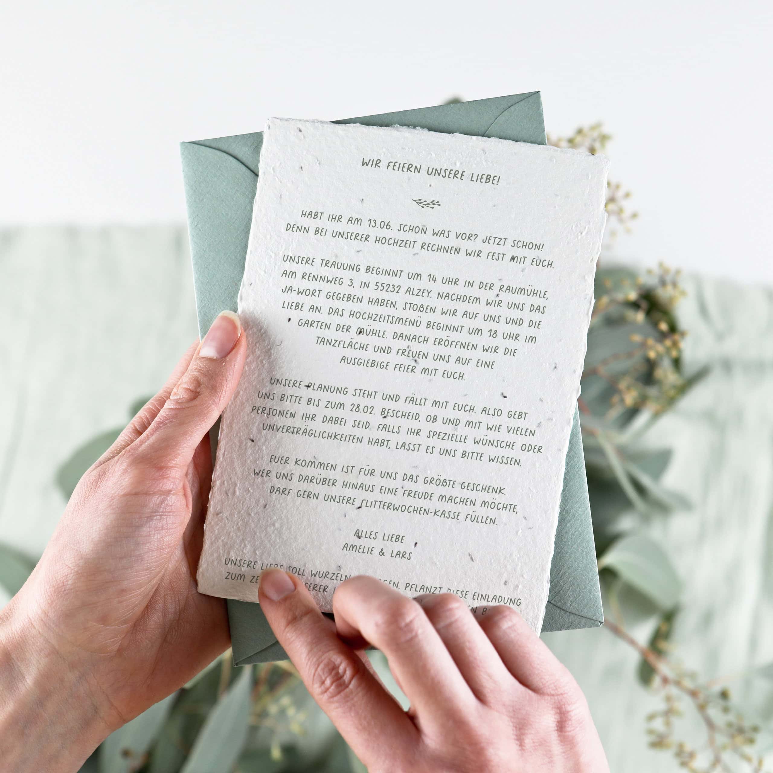 Nachhaltige Hochzeitseinladung aus handgeschöpftem Papier mit Blumensamen. Lasst Liebe wachsen und verschickt Einladungen zur Hochzeit, aus denen Blumen wachsen.