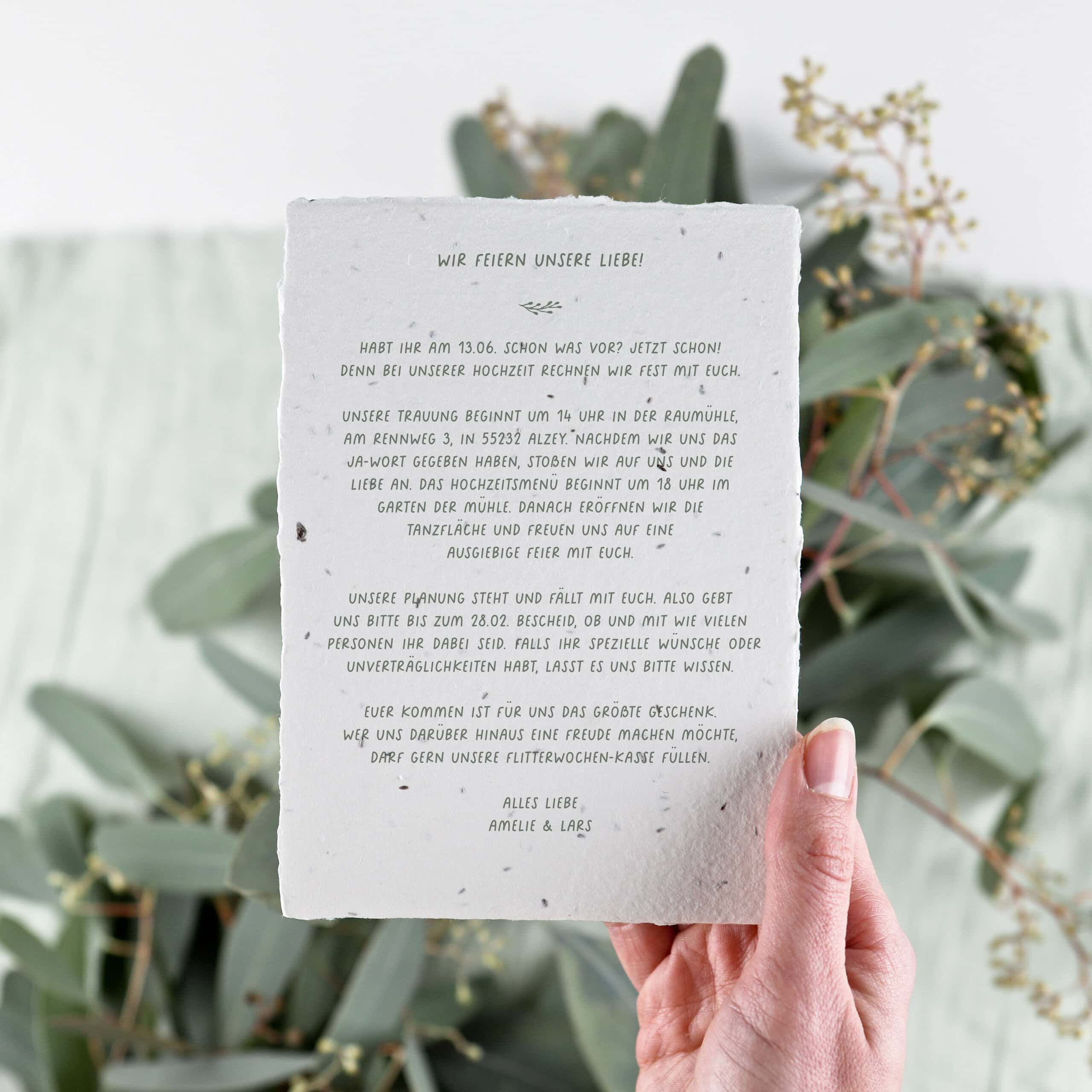 Nachhaltige Hochzeitseinladung aus handgeschöpftem Papier mit Blumensamen. Lasst Liebe wachsen und verschickt Einladungen zur Hochzeit, aus denen Blumen wachsen.