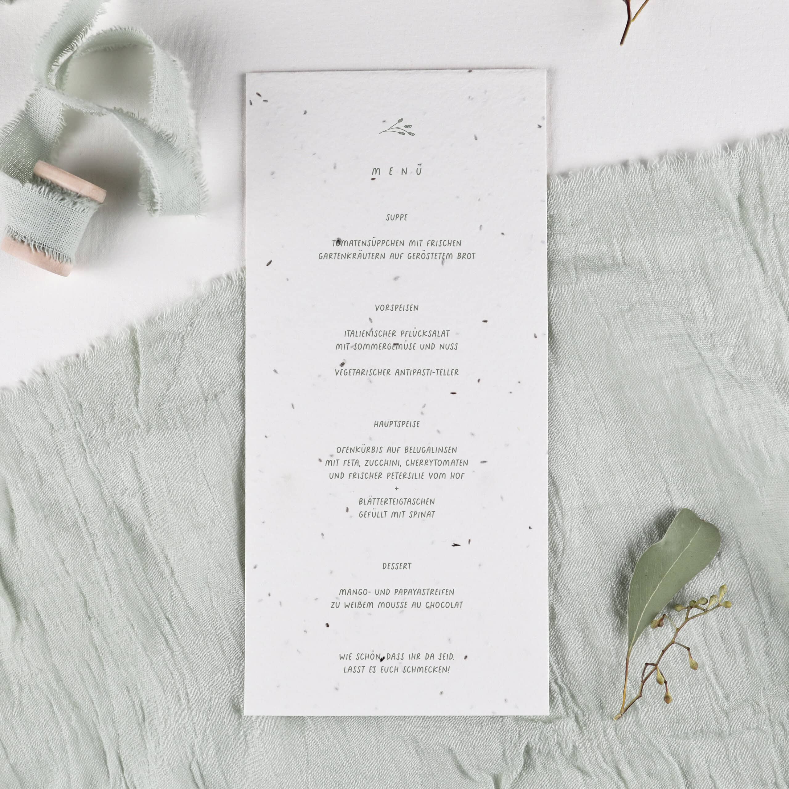 Menükarte aus handgeschöpftem Saatpapier für nachhaltige Hochzeiten, besondere Anlässe und schöne Feste