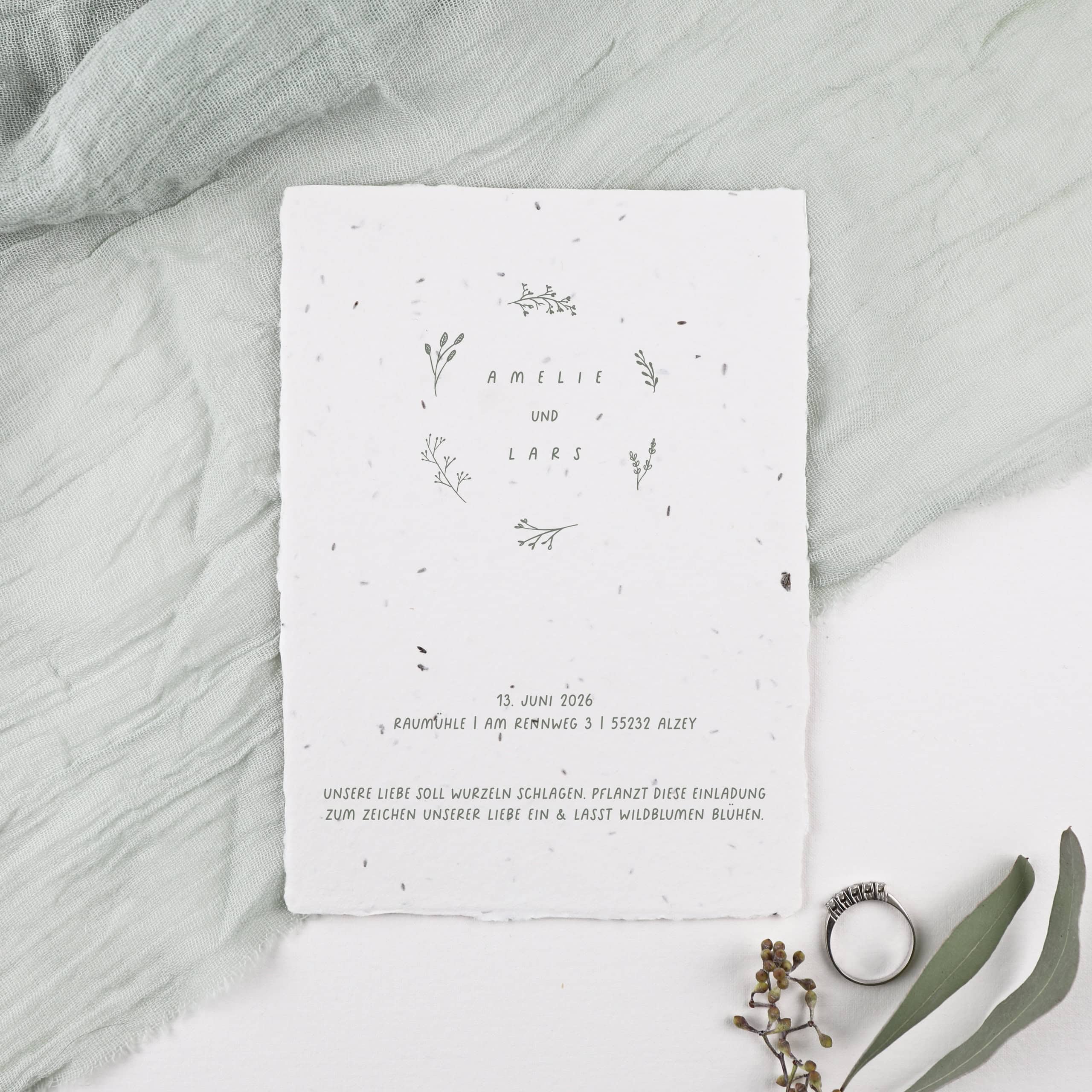 Nachhaltige Hochzeitseinladung aus handgeschöpftem Papier mit Blumensamen. Lasst Liebe wachsen und verschickt Einladungen zur Hochzeit, aus denen Blumen wachsen.