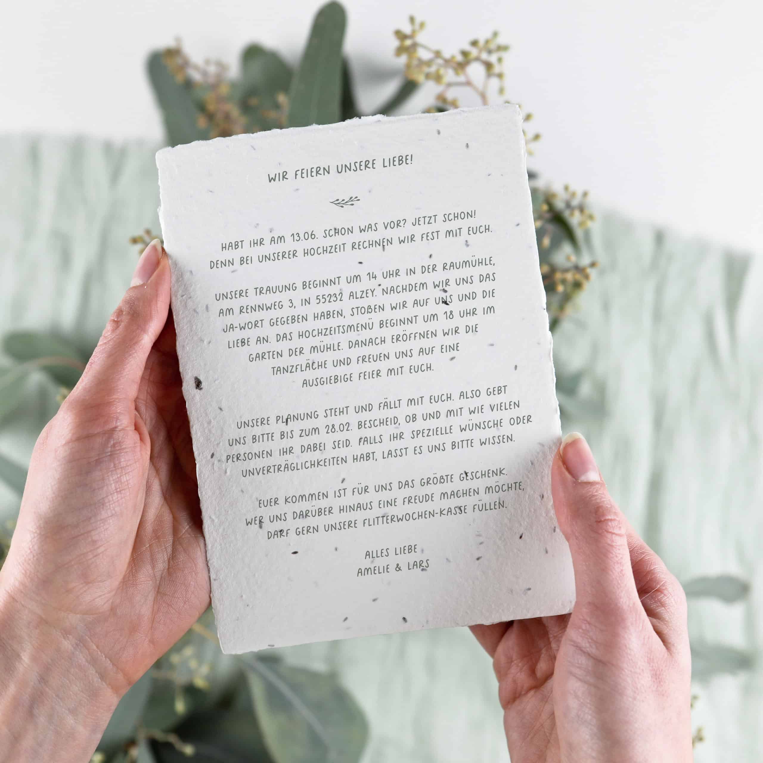 Nachhaltige Hochzeitseinladung aus handgeschöpftem Papier mit Blumensamen. Lasst Liebe wachsen und verschickt Einladungen zur Hochzeit, aus denen Blumen wachsen.