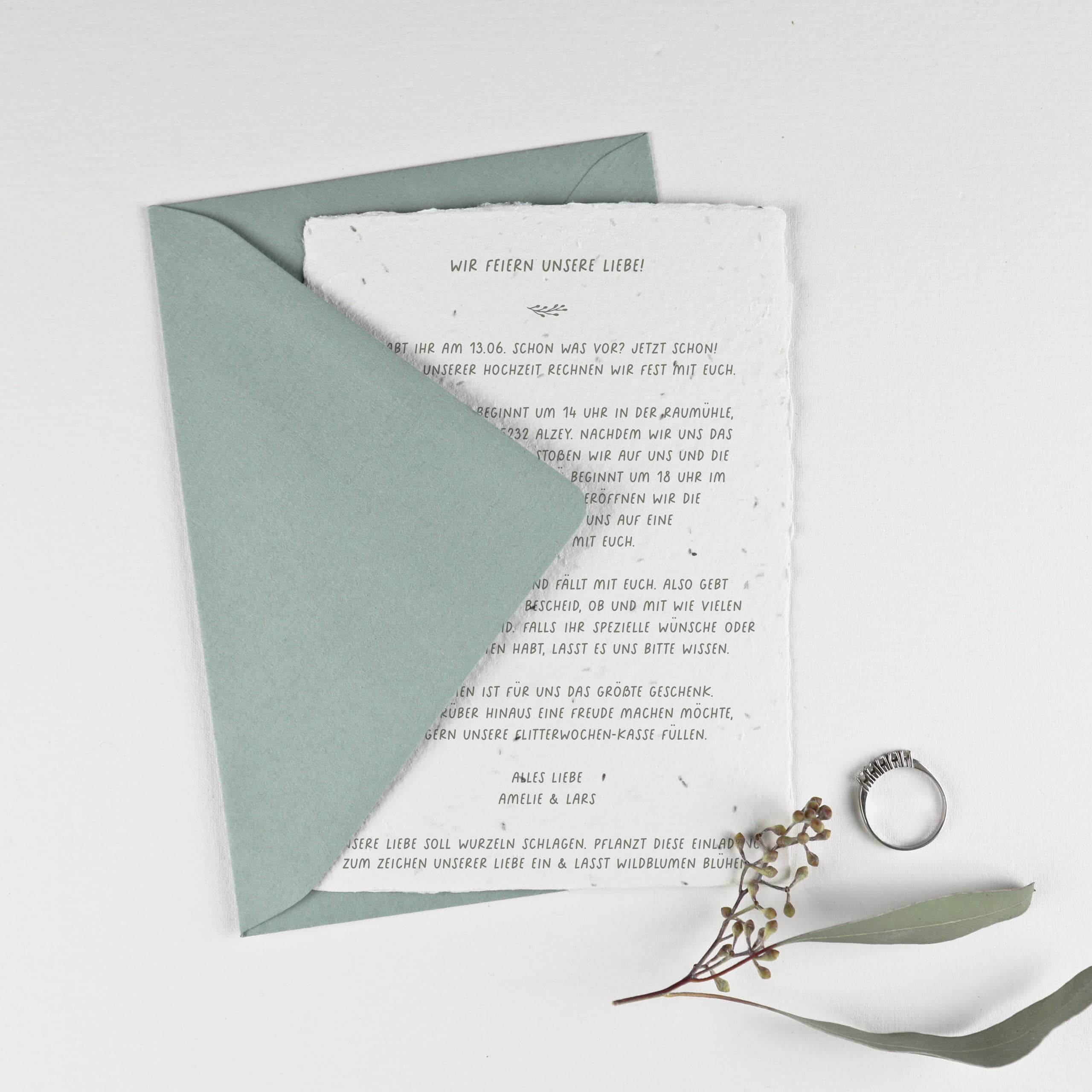 heylittlegreen-handgeschöpftes Saatpapier-Hochzeitseinladung-Samenpapier (4) Nachhaltige Hochzeitseinladung aus handgeschöpftem Papier mit Blumensamen. Lasst Liebe wachsen und verschickt Einladungen zur Hochzeit, aus denen Blumen wachsen.