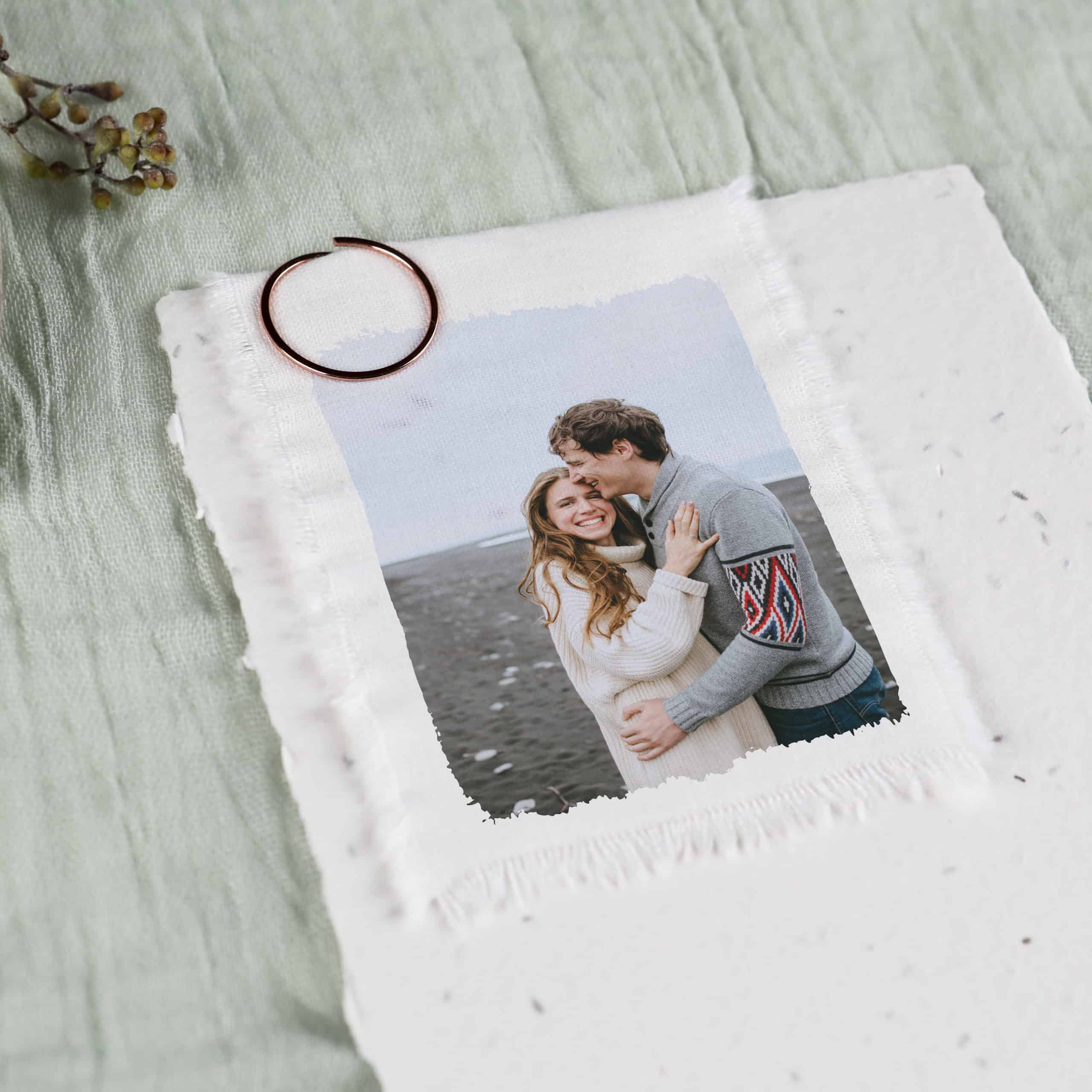 heylittlegreen-handgeschöpftes Saatpapier-Hochzeitseinladung-Samenpapier (5) Nachhaltige Hochzeitseinladung aus handgeschöpftem Papier mit Blumensamen. Lasst Liebe wachsen und verschickt Einladungen zur Hochzeit, aus denen Blumen wachsen.