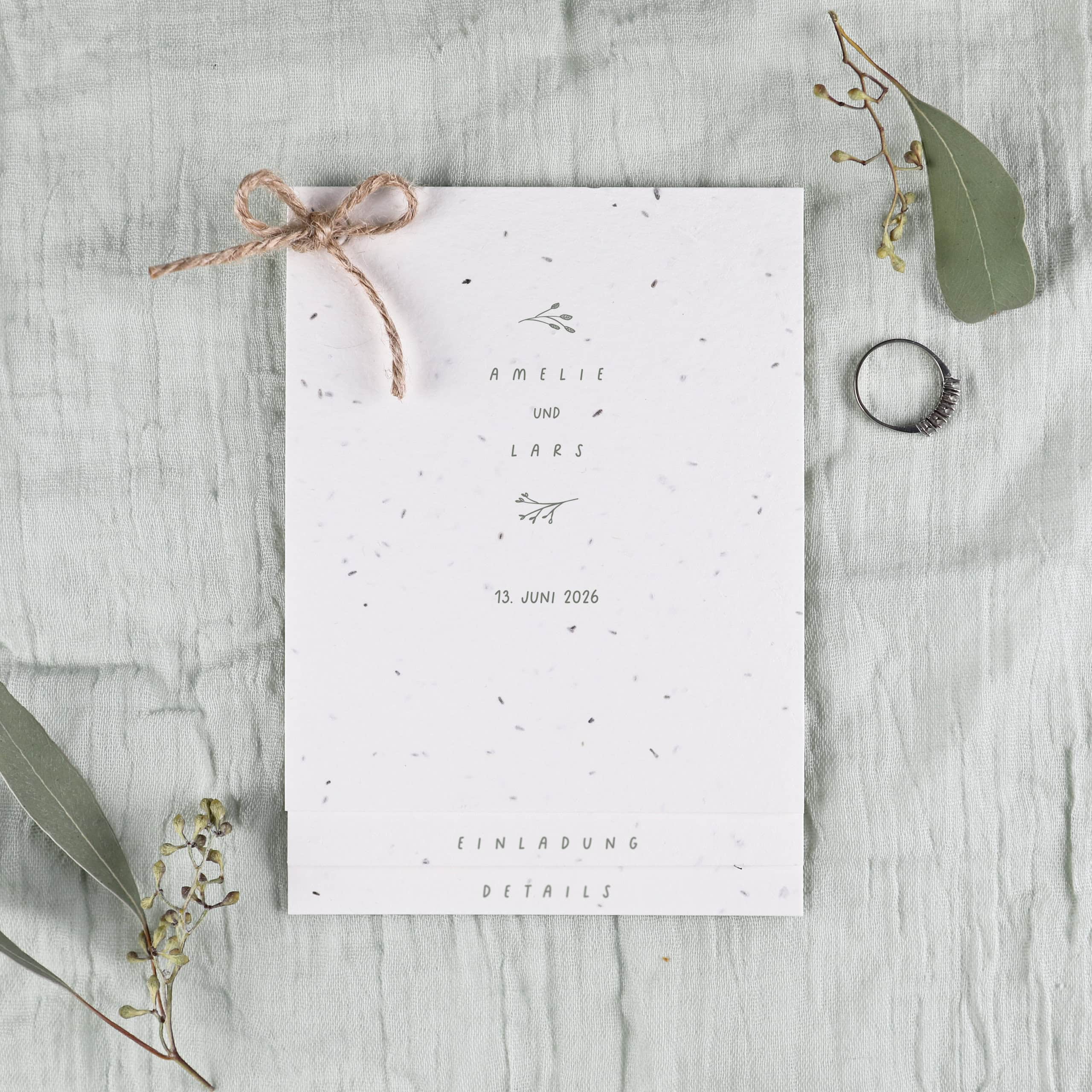 heylittlegreen-handgeschöpftes Saatpapier-Hochzeitseinladung-Samenpapier (6) Nachhaltige Hochzeitseinladung aus handgeschöpftem Papier mit Blumensamen. Lasst Liebe wachsen und verschickt Einladungen zur Hochzeit, aus denen Blumen wachsen. Mehrteilige Hochzeitseinladung mit viel Platz für Details und Einladungstexte