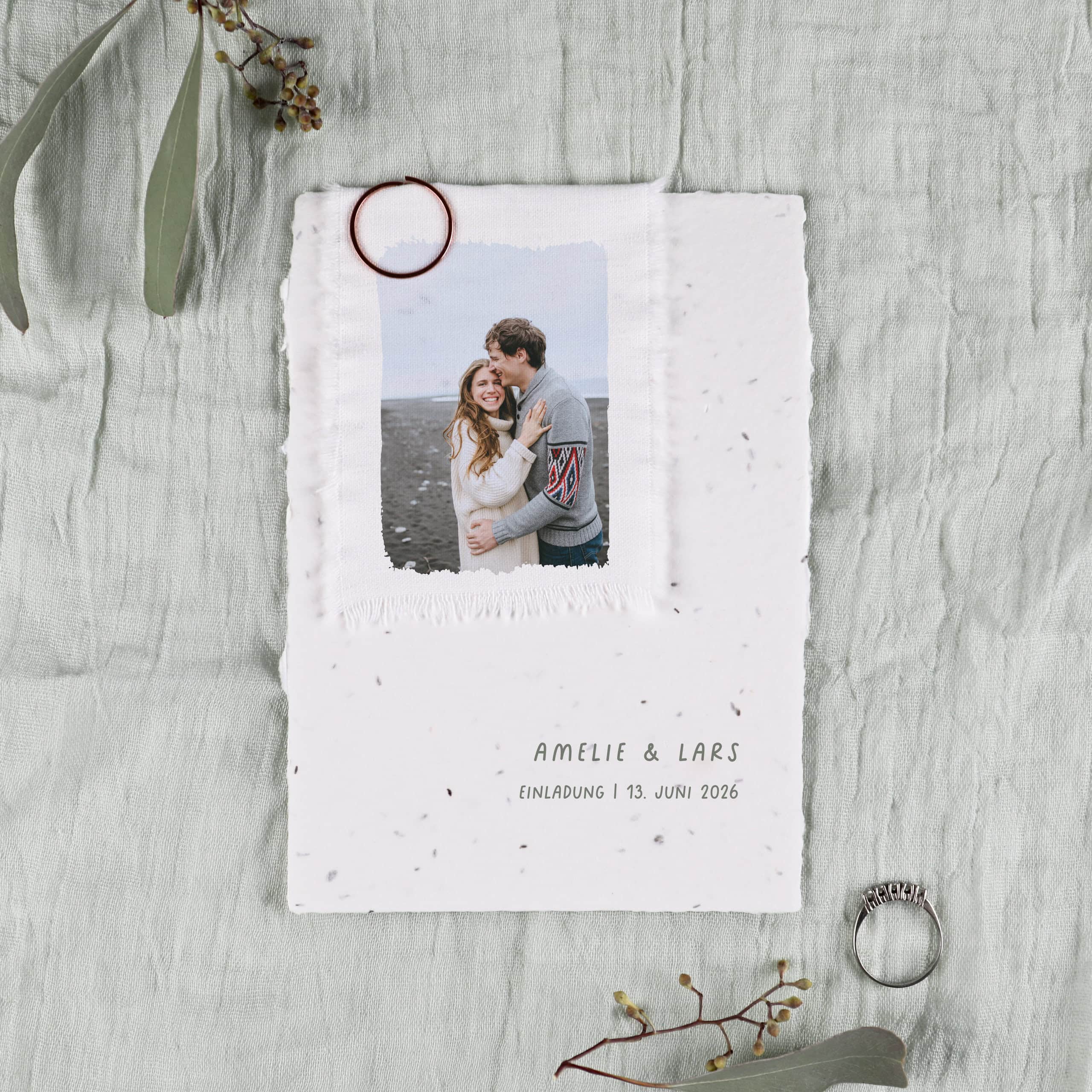 heylittlegreen-handgeschöpftes Saatpapier-Hochzeitseinladung-Samenpapier (7) Nachhaltige Hochzeitseinladung aus handgeschöpftem Papier mit Blumensamen. Lasst Liebe wachsen und verschickt Einladungen zur Hochzeit, aus denen Blumen wachsen. Kombination aus Stoffdruck und Saatpapier, Samenpapier und textiler Druck von eurem Foto