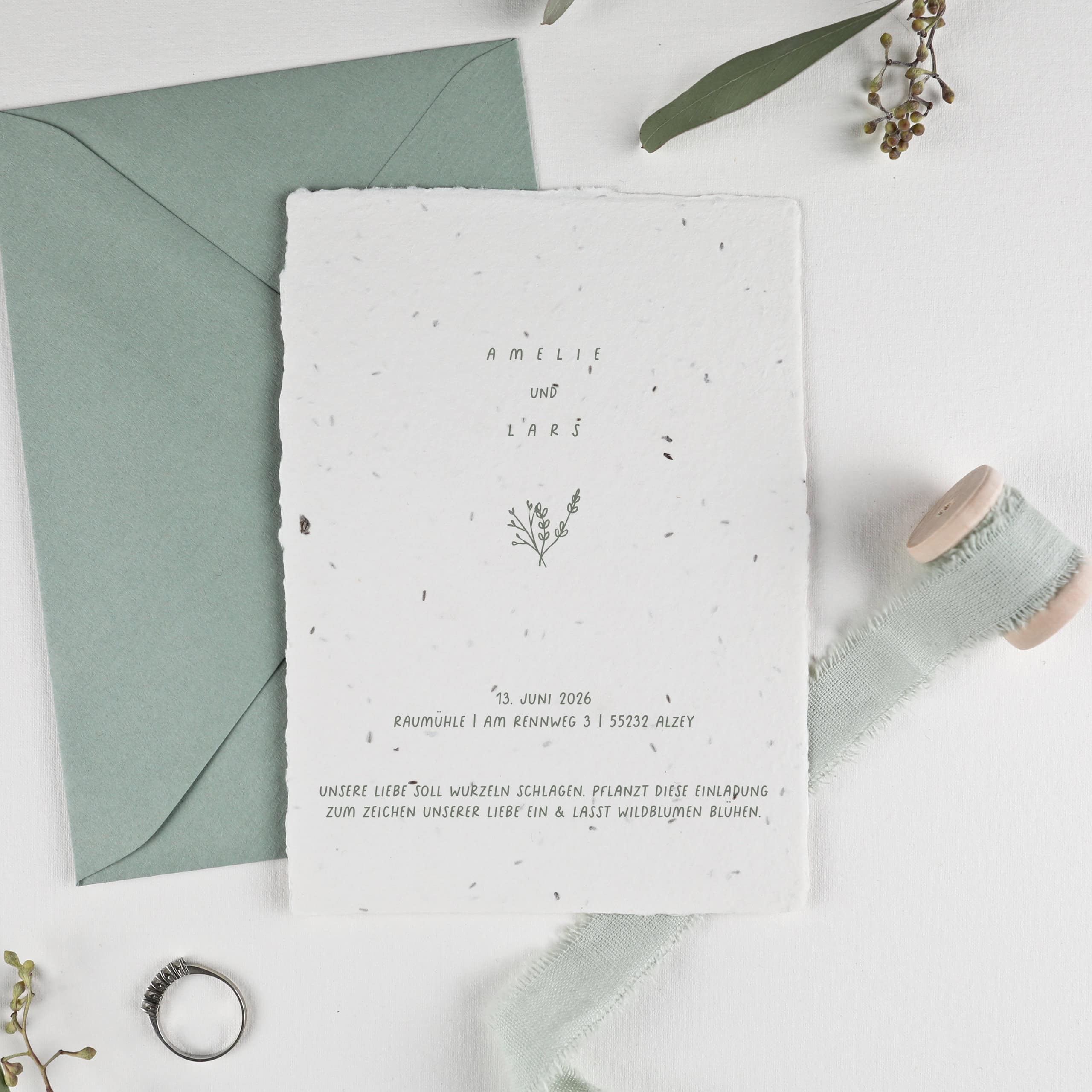 Nachhaltige Hochzeitseinladung aus handgeschöpftem Papier mit Blumensamen. Lasst Liebe wachsen und verschickt Einladungen zur Hochzeit, aus denen Blumen wachsen.