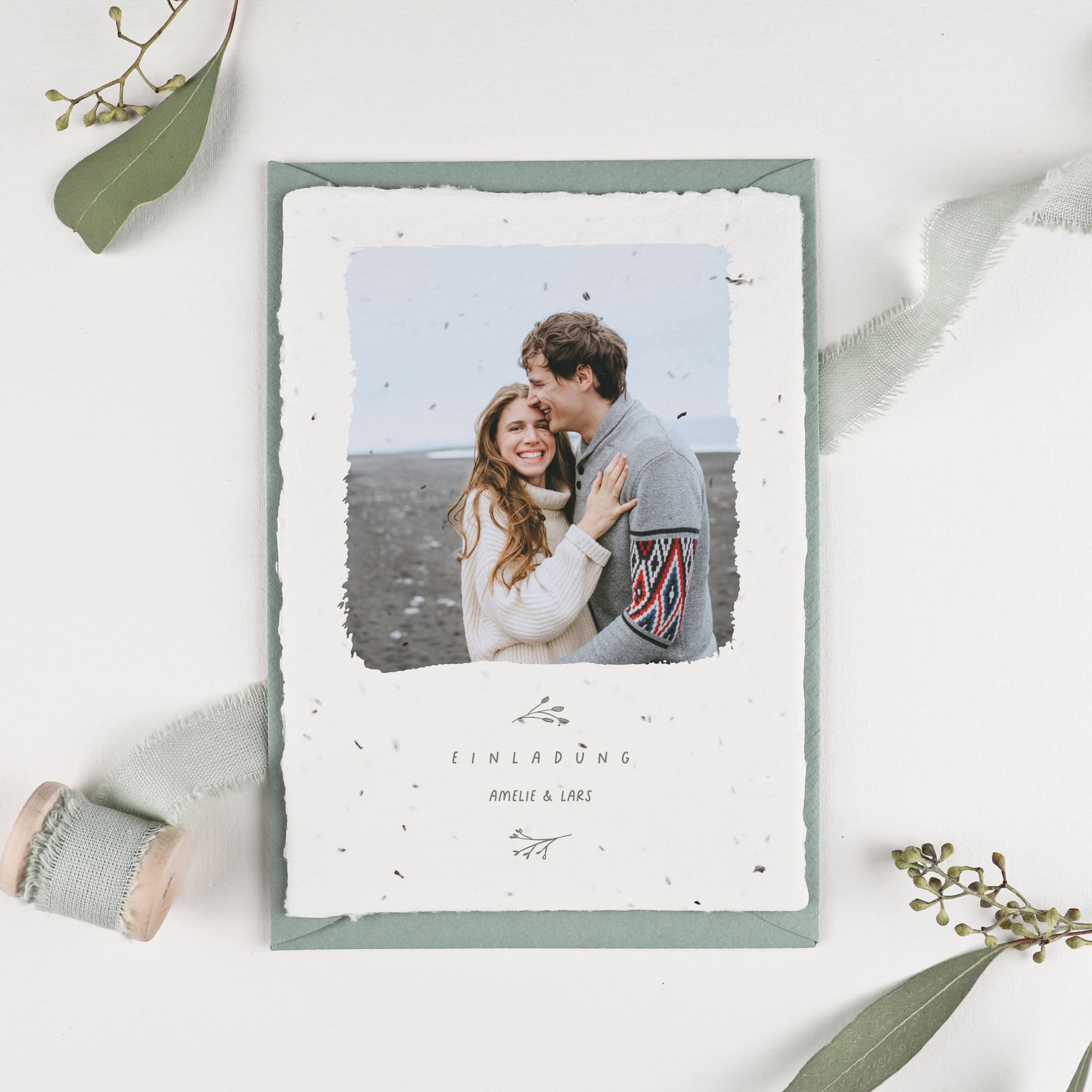 Nachhaltige Hochzeitseinladung aus handgeschöpftem Papier mit Blumensamen. Lasst Liebe wachsen und verschickt Einladungen zur Hochzeit, aus denen Blumen wachsen.
