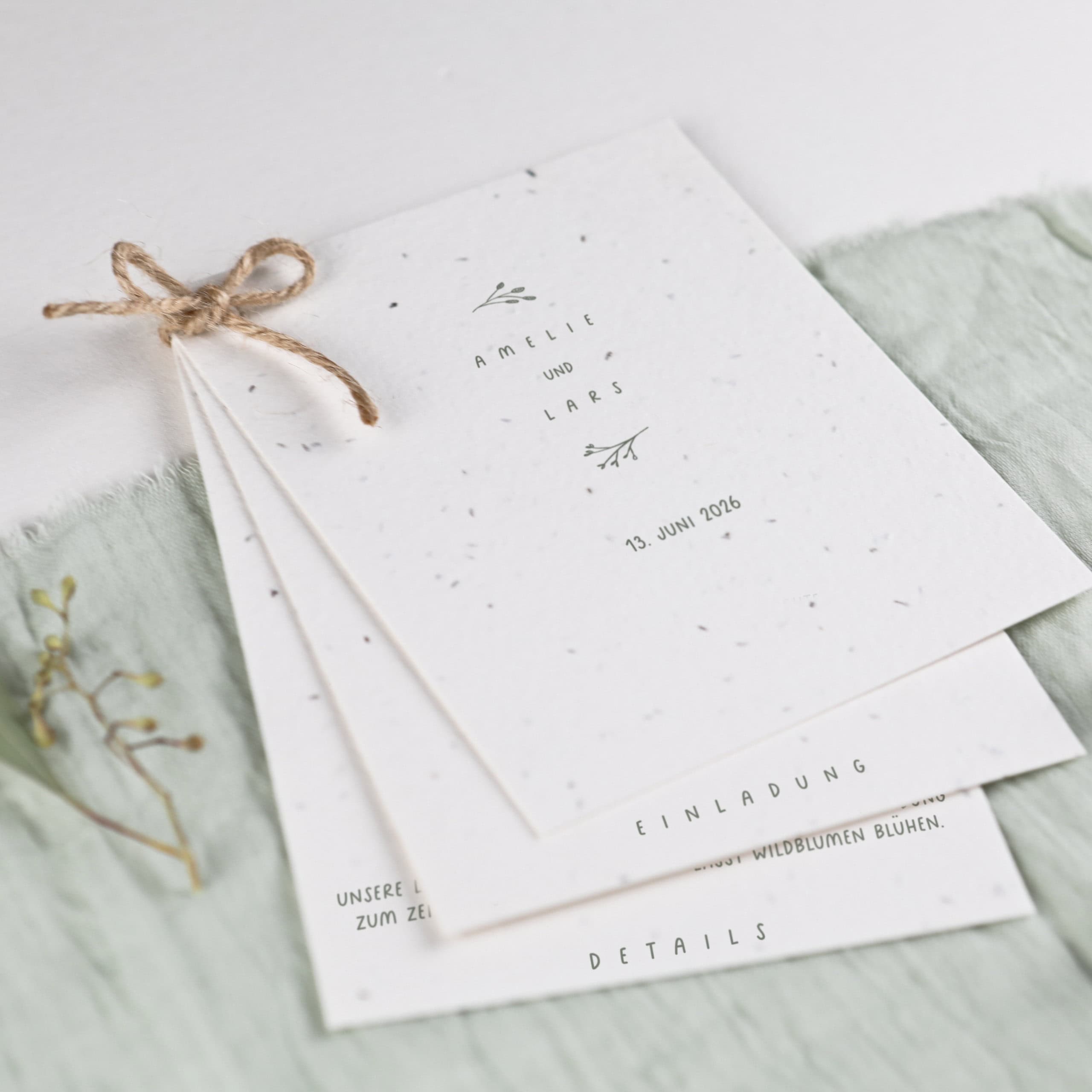 heylittlegreen-nachhaltige Hochzeitspapeterie aus handgeschöpftem Saatpapier mit Wildblumen (2) Nachhaltige Hochzeitseinladung aus handgeschöpftem Papier mit Blumensamen. Lasst Liebe wachsen und verschickt Einladungen zur Hochzeit, aus denen Blumen wachsen.