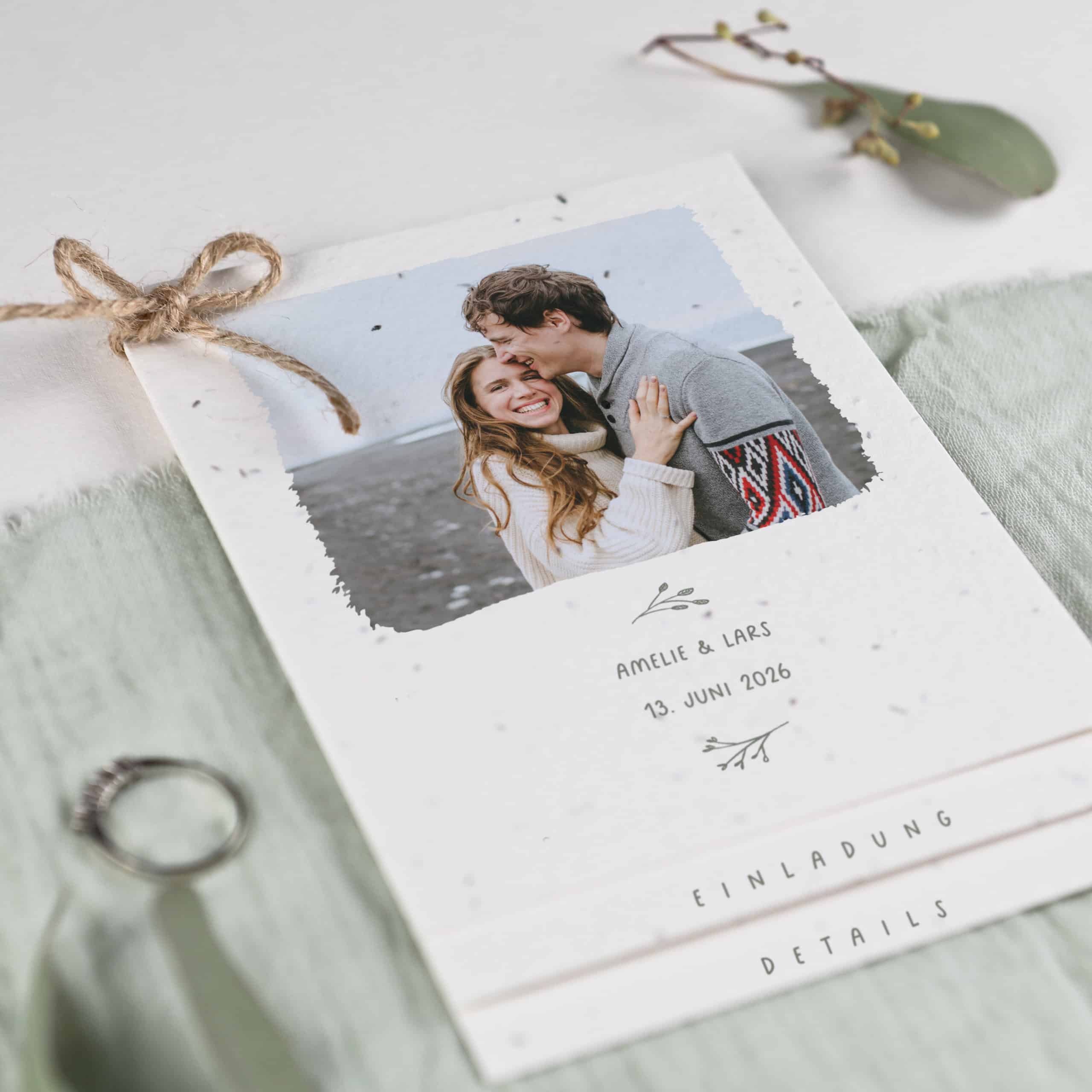 Nachhaltige Hochzeitseinladung aus handgeschöpftem Papier mit Blumensamen. Lasst Liebe wachsen und verschickt Einladungen zur Hochzeit, aus denen Blumen wachsen.