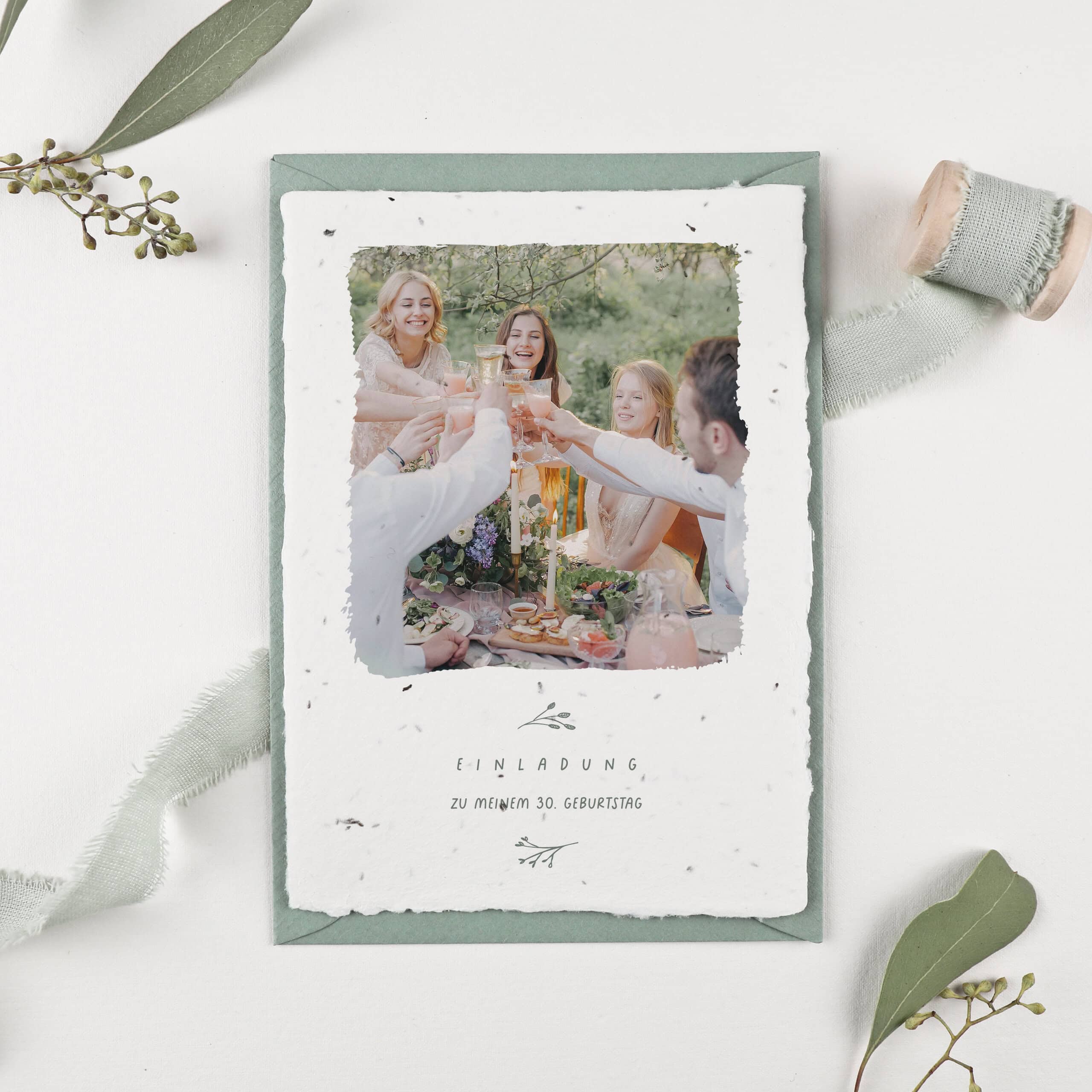 heylittlegreen-handgeschöpftes Saatpapier-Einladung zu besonderen Anlässen-Geburtstagseinladung auf Samenpapier-nachhaltig feiern (2) Einladungskarte aus Samenpapier zu besonderen Anlässen wie Geburtstag, Babyparty, Abschiedsfeier oder Willkommensparty