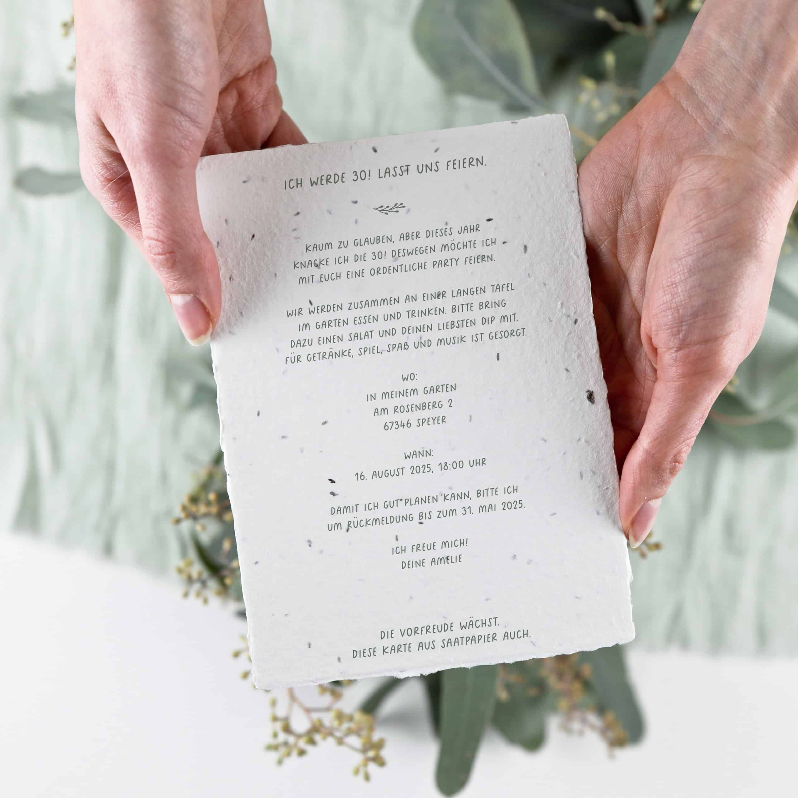 heylittlegreen-handgeschöpftes Saatpapier-Einladung zu besonderen Anlässen-Geburtstagseinladung auf Samenpapier-nachhaltig feiern (3) Einladungskarte aus Samenpapier zu besonderen Anlässen wie Geburtstag, Babyparty, Abschiedsfeier oder Willkommensparty