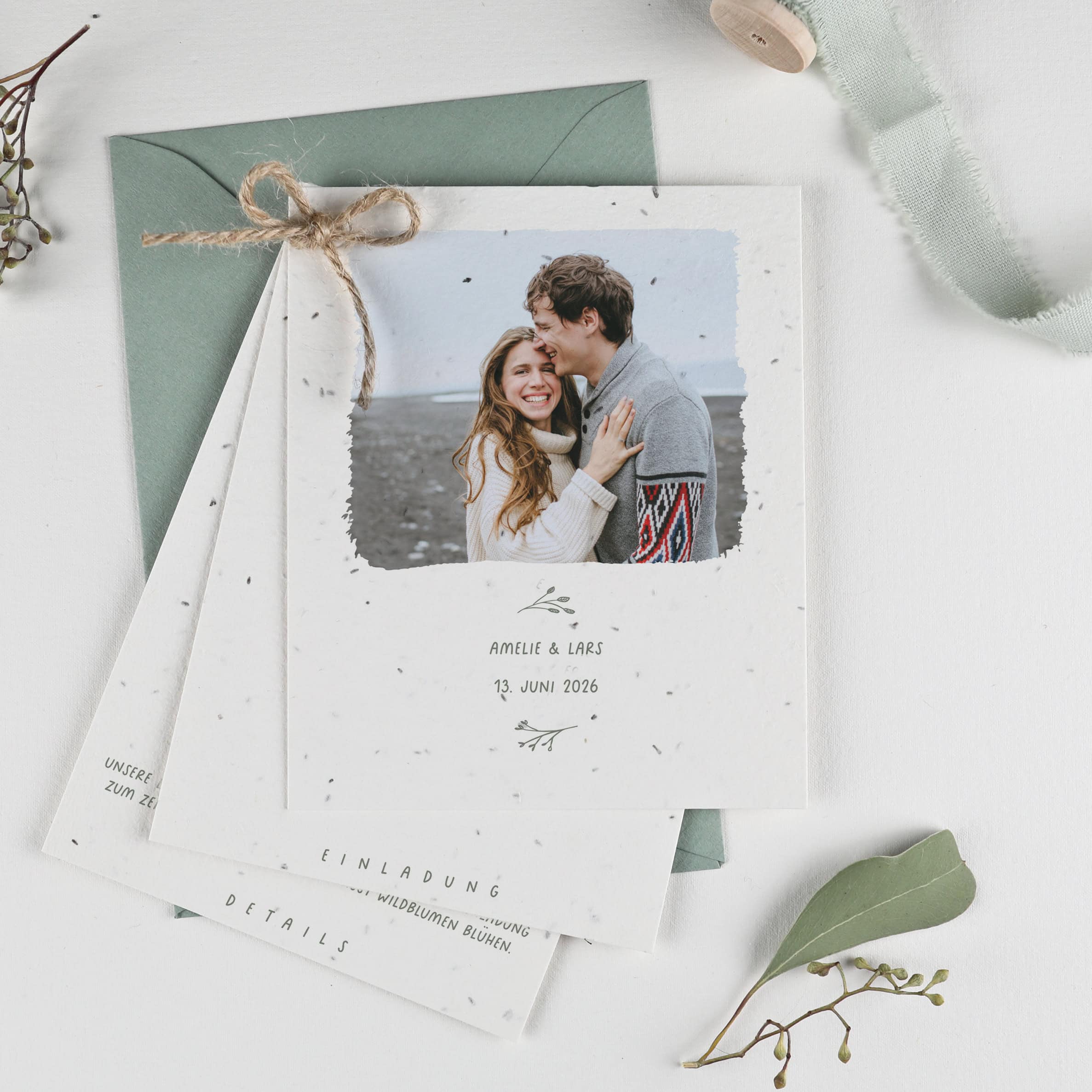Nachhaltige Hochzeitseinladung aus handgeschöpftem Papier mit Blumensamen. Lasst Liebe wachsen und verschickt Einladungen zur Hochzeit, aus denen Blumen wachsen. Mehrteilige Hochzeitseinladung mit Details und Einladungstext