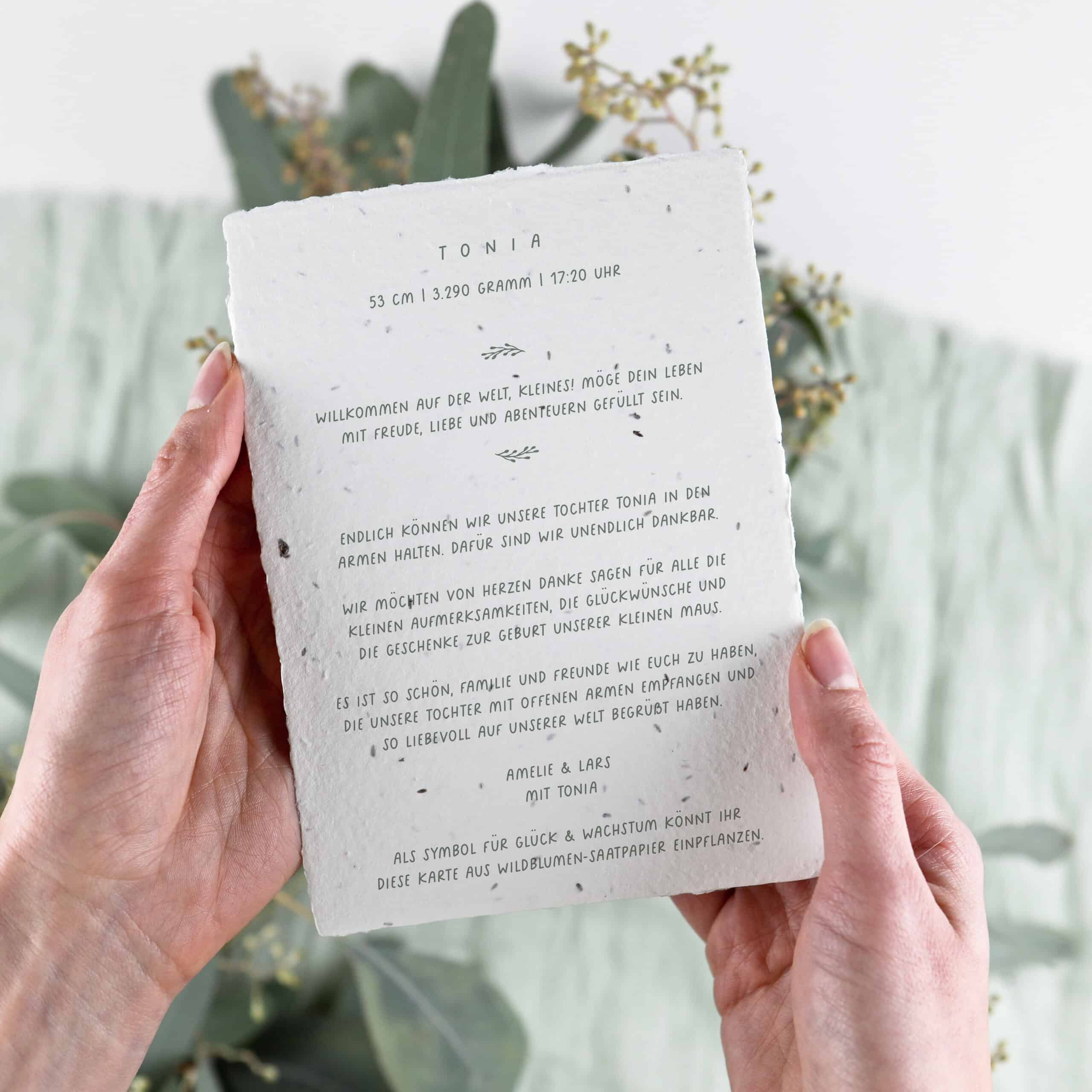 heylittlegreen-handgeschöpftes Saatpapier-nachhaltige Geburtskarte-aus Samenpapier-einpflanzbare Karte zur Geburtsankündigung (1) Individuelle Geburtskarte aus Samenpapier zur Ankündigung der Geburt eures Sohns oder eurer Tochter. Als Symbol für Glück und Wachstum kann die Karte aus handgeschöpftem Saatpapier eingepflanzt werden und es wachsen Wildblumen