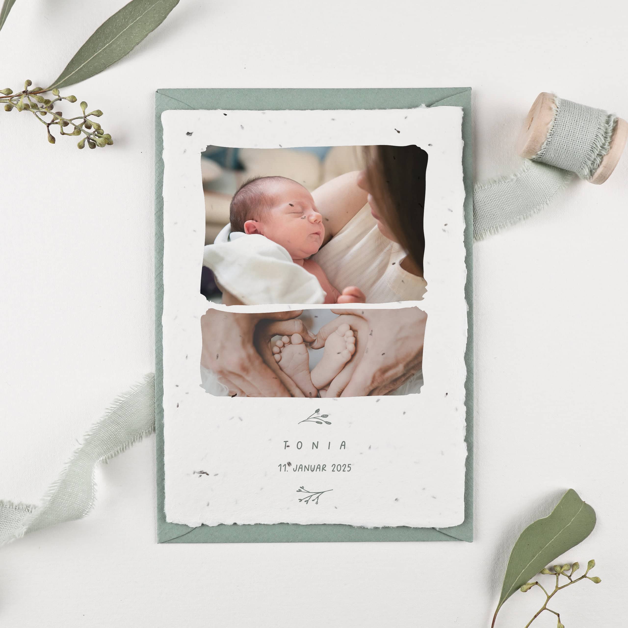 heylittlegreen-handgeschöpftes Saatpapier-nachhaltige Geburtskarte-aus Samenpapier-einpflanzbare Karte zur Geburtsankündigung (2) Individuelle Geburtskarte aus Samenpapier zur Ankündigung der Geburt eures Sohns oder eurer Tochter. Als Symbol für Glück und Wachstum kann die Karte aus handgeschöpftem Saatpapier eingepflanzt werden und es wachsen Wildblumen