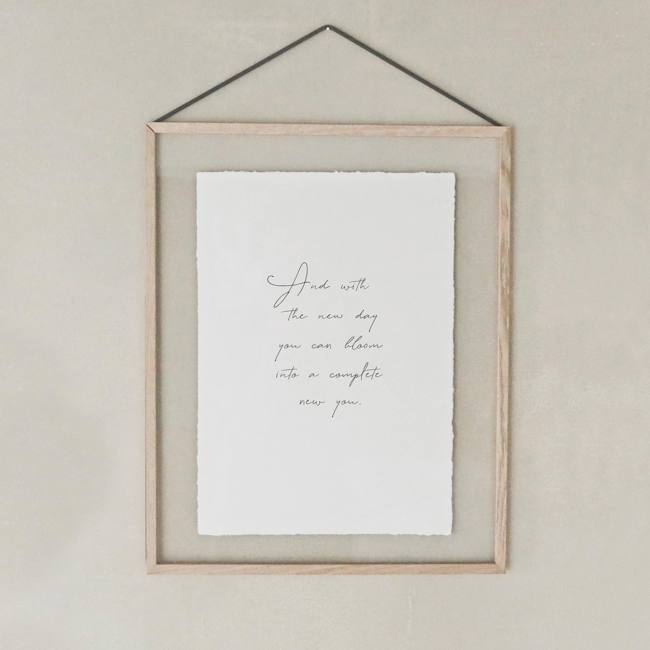 heylittlegreen-Kunstdruck-handgeschöpftes Büttenpapier-Sprüche und Zitate-Artprint-New Day (1) Kunstdruck auf handgeschöpftem Saatpapier mit dem motivierenden Spruch "And with the new day, you can bloom into a complete new you"; Artprint