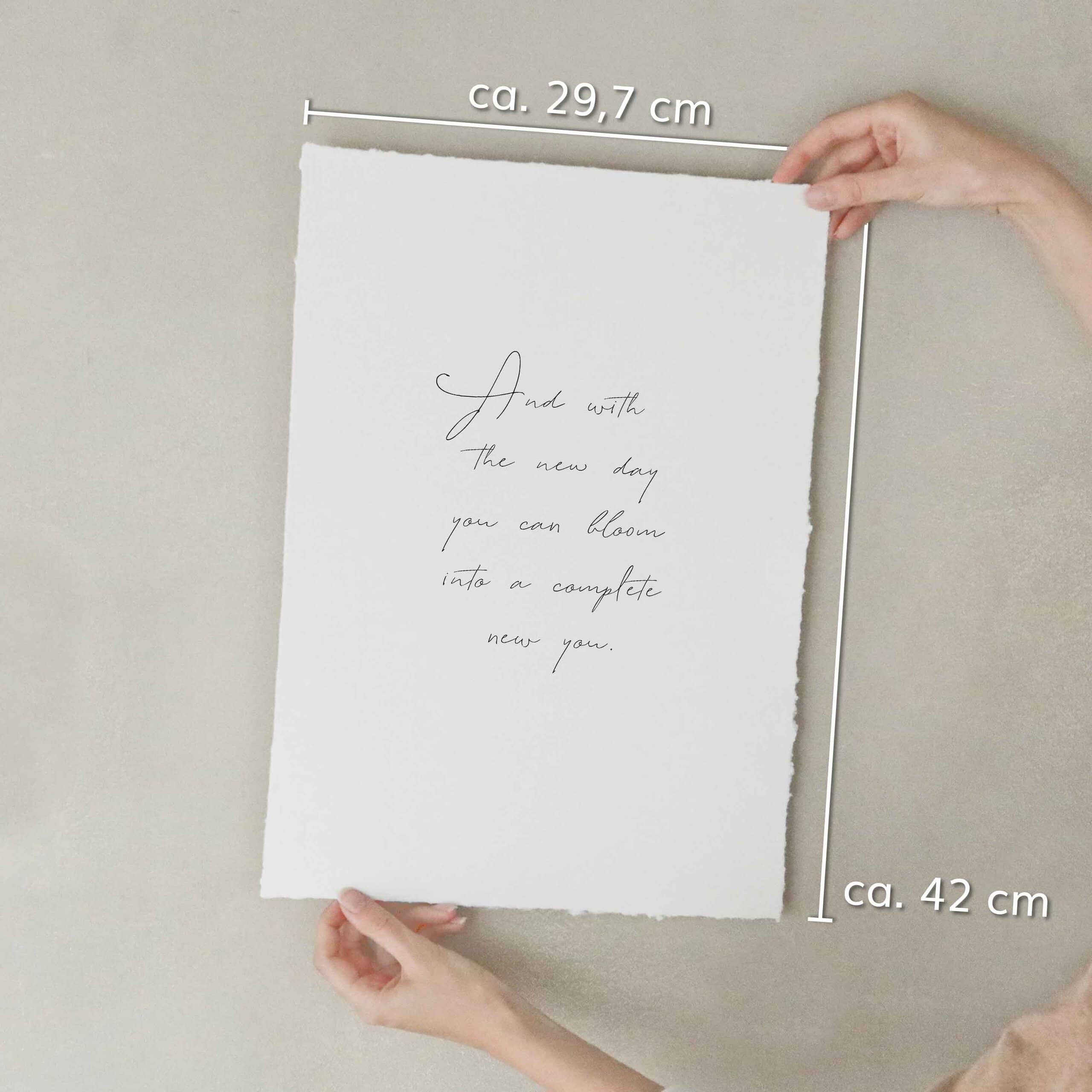 heylittlegreen-Kunstdruck-handgeschöpftes Büttenpapier-Sprüche und Zitate-Artprint-New Day (4) Kunstdruck auf handgeschöpftem Saatpapier mit dem motivierenden Spruch "And with the new day, you can bloom into a complete new you"; Artprint