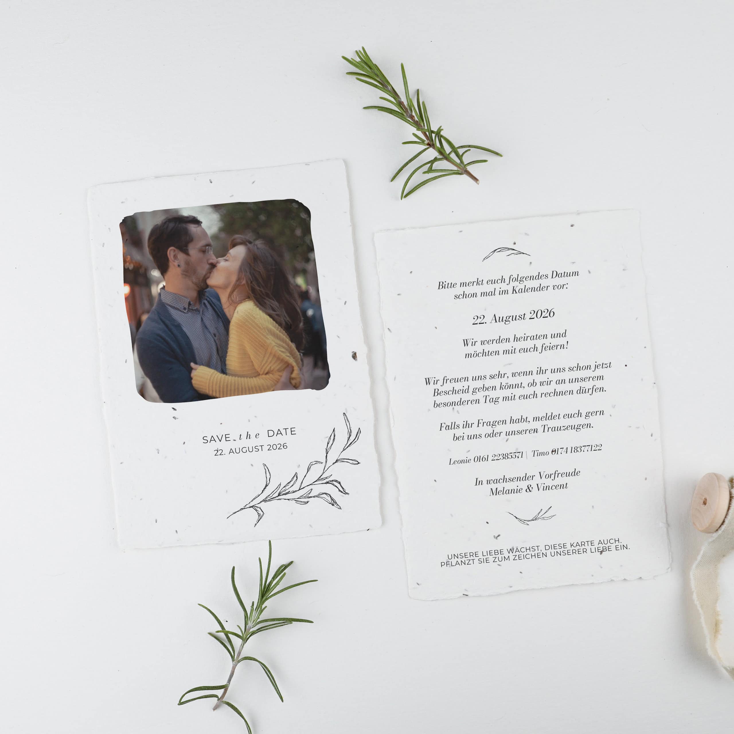 heylittlegreen-handgeschöpftes Saatpapier-nachhaltige Hochzeitspapeterie auf Büttenpapier mit Blumensamen-Serie Rosemary-zarte Zweige-Einladungen zur Hochzeit (11) Nachhaltige Save the Date-Karte für eure Hochzeit aus Samenpapier zum Einpflanzen. Sagt euren Gästen zur Hochzeit durch die Blume, dass sie eingeladen sind und verschickt Einladungen aus Samenpapier mit eurem Foto und einem schlichten, minimalistischen Design