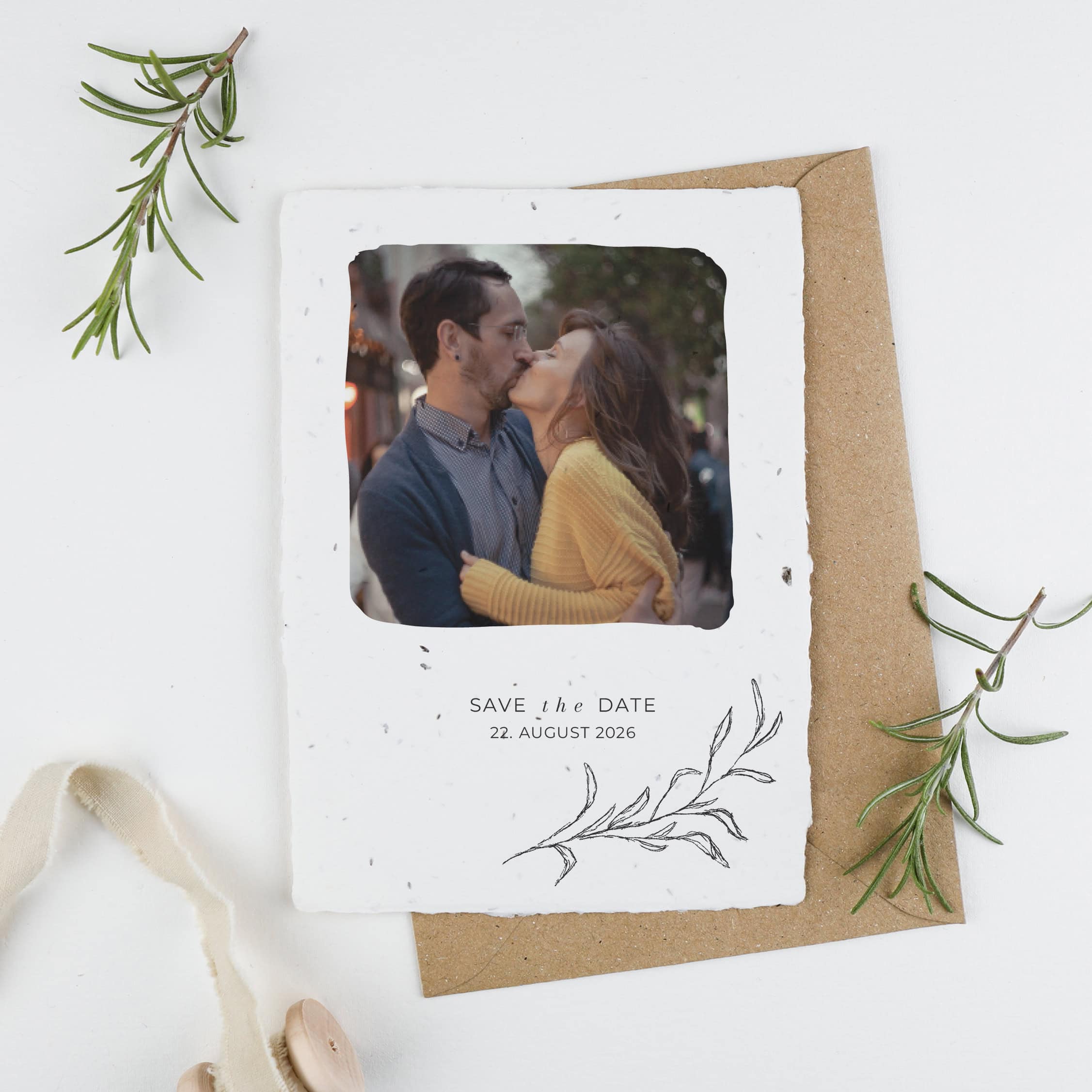 heylittlegreen-handgeschöpftes Saatpapier-nachhaltige Hochzeitspapeterie auf Büttenpapier mit Blumensamen-Serie Rosemary-zarte Zweige-Einladungen zur Hochzeit (12) Nachhaltige Save the Date-Karte für eure Hochzeit aus Samenpapier zum Einpflanzen. Sagt euren Gästen zur Hochzeit durch die Blume, dass sie eingeladen sind und verschickt Einladungen aus Samenpapier mit eurem Foto und einem schlichten, minimalistischen Design