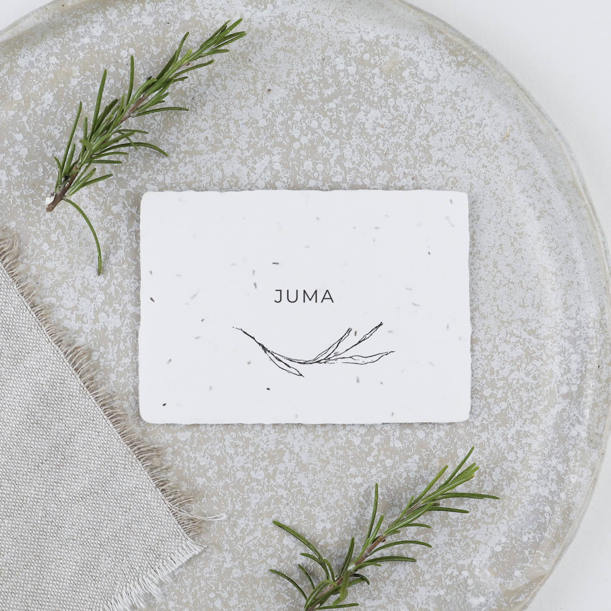 heylittlegreen-handgeschöpftes Saatpapier-nachhaltige Hochzeitspapeterie auf Büttenpapier mit Blumensamen-Serie Rosemary-zarte Zweige-Platzkarte Hochzeit-Namenskarte (17) Platzkarte zum Einpflanzen aus handgeschöpftem Saatpapier für eure Hochzeitsfeier oder einen besonderen Anlass wie Babyparty, Geburtstag, Sommerfeier, Gartenparty