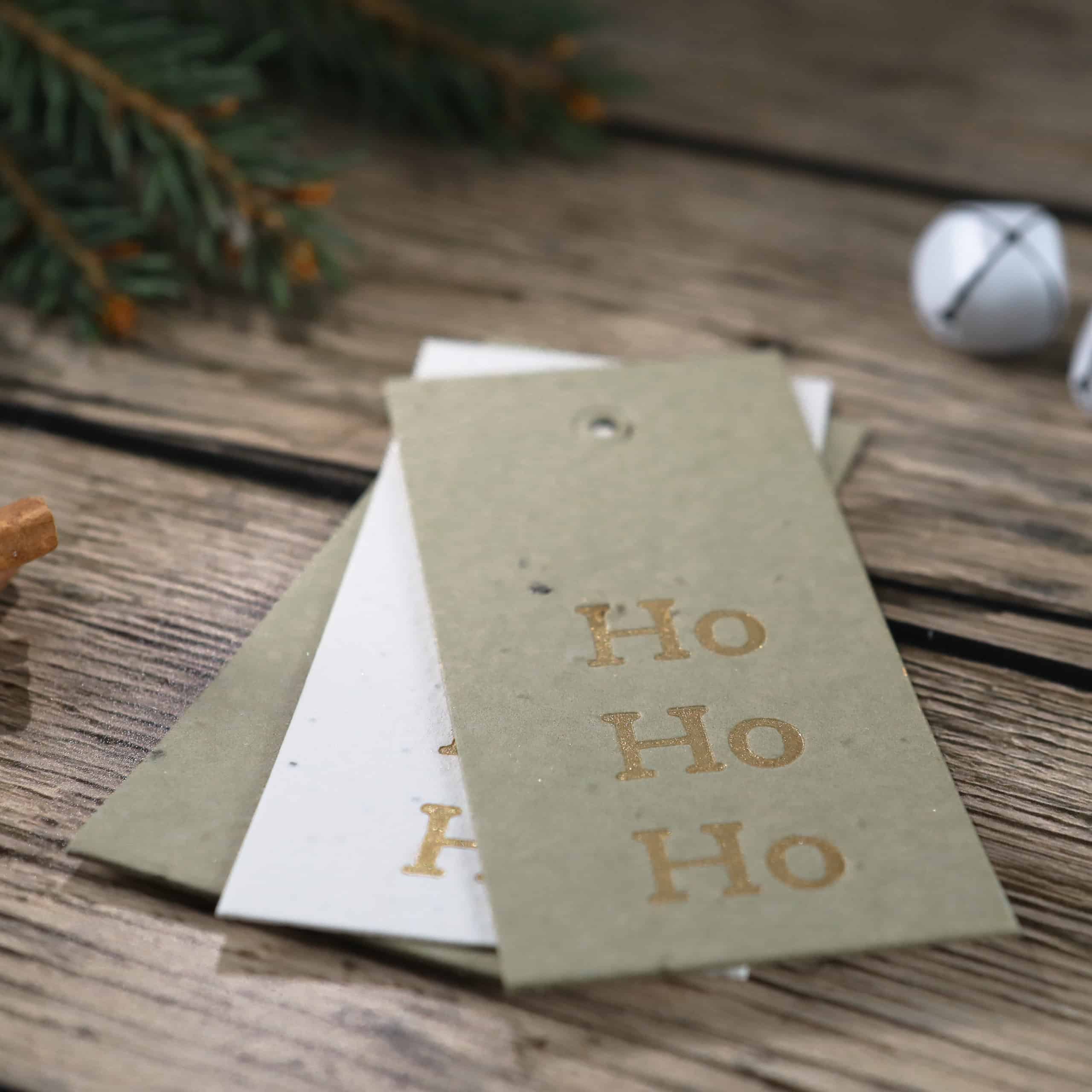 Einpflanzbare Geschenkanhänger zu Weihnachten aus unserem handgeschöpften Saatpapier mit Thymian-Samen und Golddruck auf Lebensmittelfarb-Basis