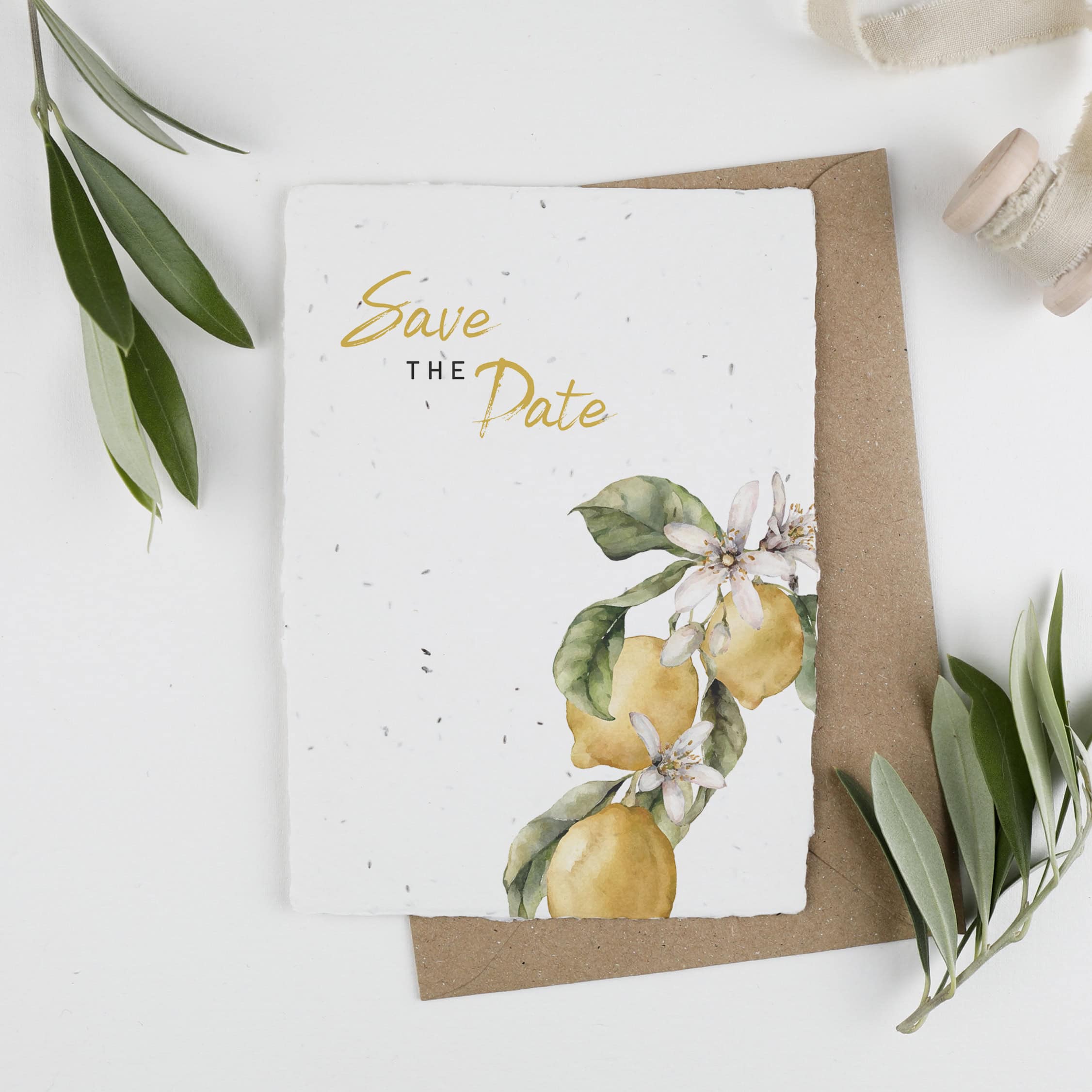 Save the Date Karte aus Samenpapier mit Wildblumen-Samen für eure nachhaltige Hochzeit aus der mediterranen Papeterie-Serie "Limone" in der das Motiv der Zitrone aufgegriffen wird