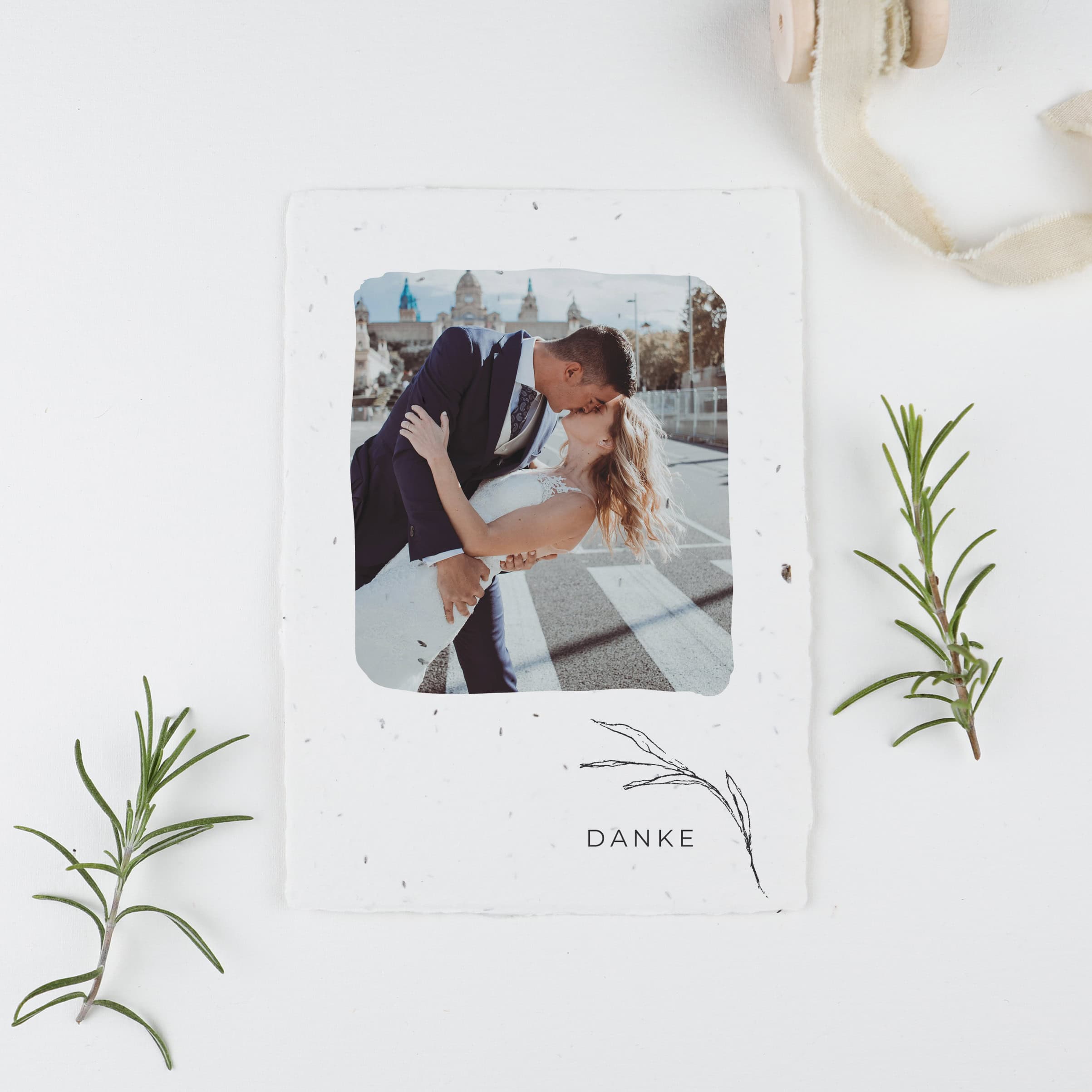 Dankeskarte auf handgeschöpftem Saatpapier als Danksagung nach eurer Hochzeitsfeier. Sagt euren Gästen durch die Blume Danke mit einer ganz besonderen Dankeskarte. Denn sie ist Dankeskarte und Blumengruß in Einem.