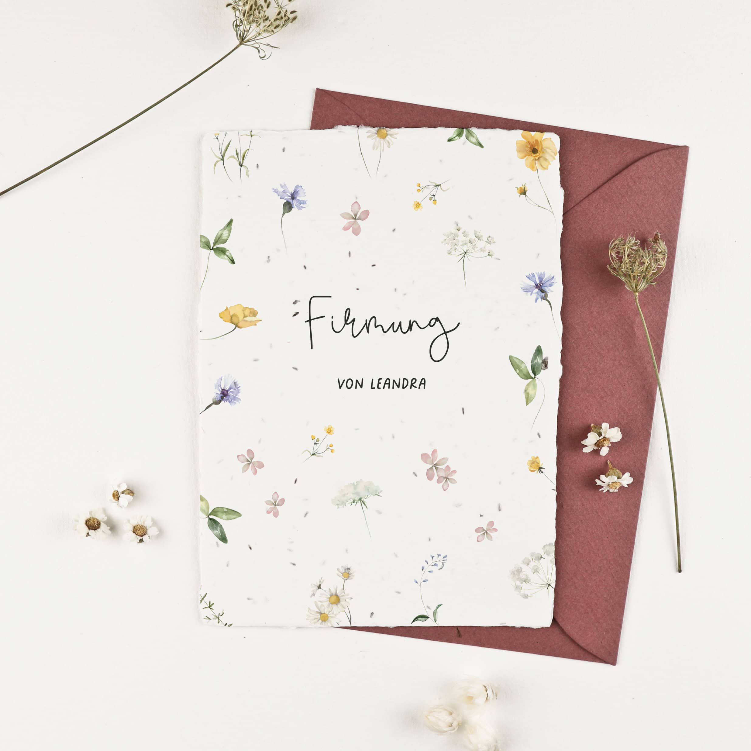 Einladung zur Firmung auf handgeschöpftem Saatpapier mit Wildblumensamen und Blumenmuster