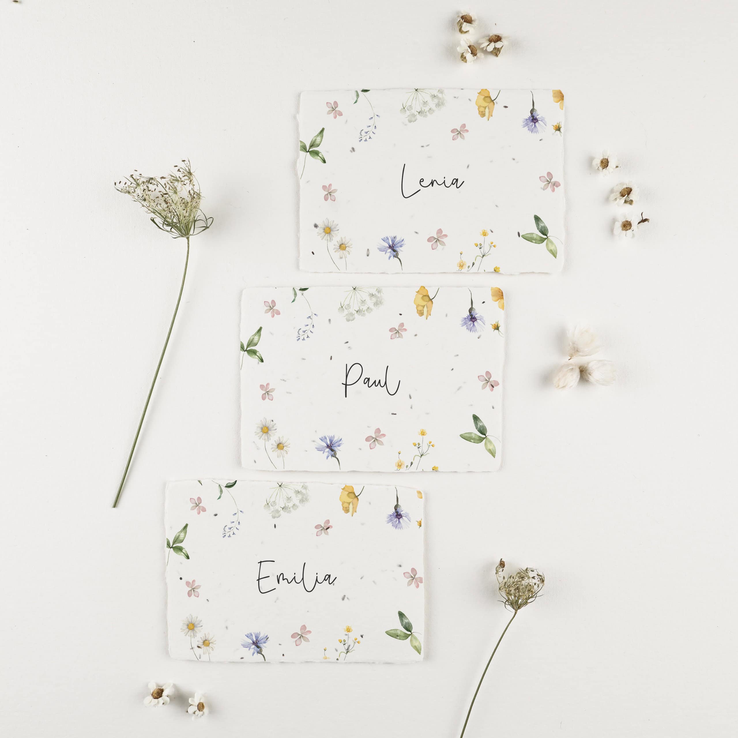 Einpflanzbare Namenskarten für eure Hochzeitsfeier, nachhaltige Feier, besonderen Anlass, bunte Blumen, zarte Wildblumen, verspieltes Design