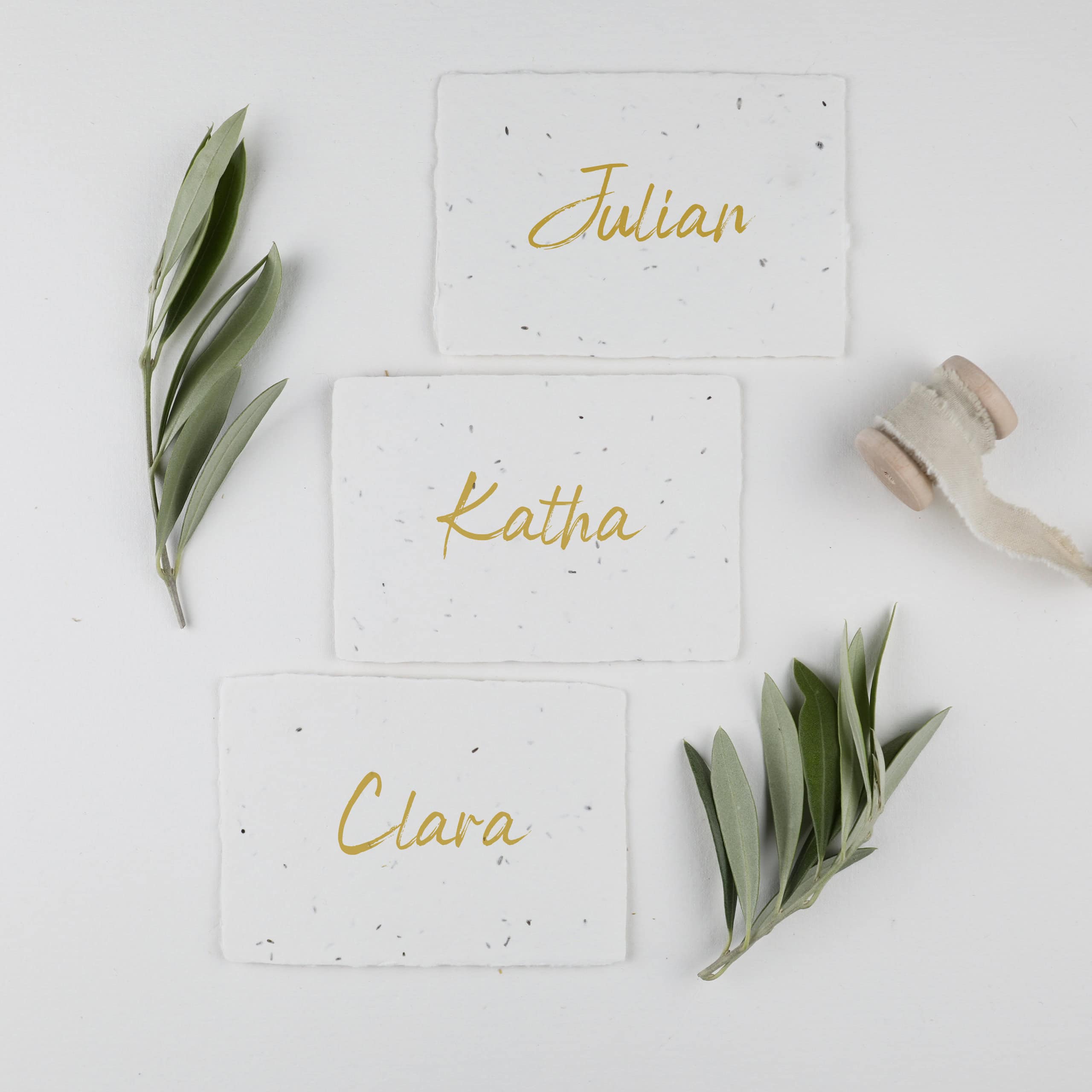 heylittlegreen-handgeschöpftes Saatpapier-nachhaltig heiraten-Hochzeitspapeterie aus Samenpapier-Platzkarte-mediterrane Papeterie Limone-Zitrone-Nameskarte (1) Samenpapier-Platzkarten für eure nachhaltige Hochzeit, Namenskärtchen gedruckt auf handgeschöpftem Saatpapier mit Wildblumen-Samen