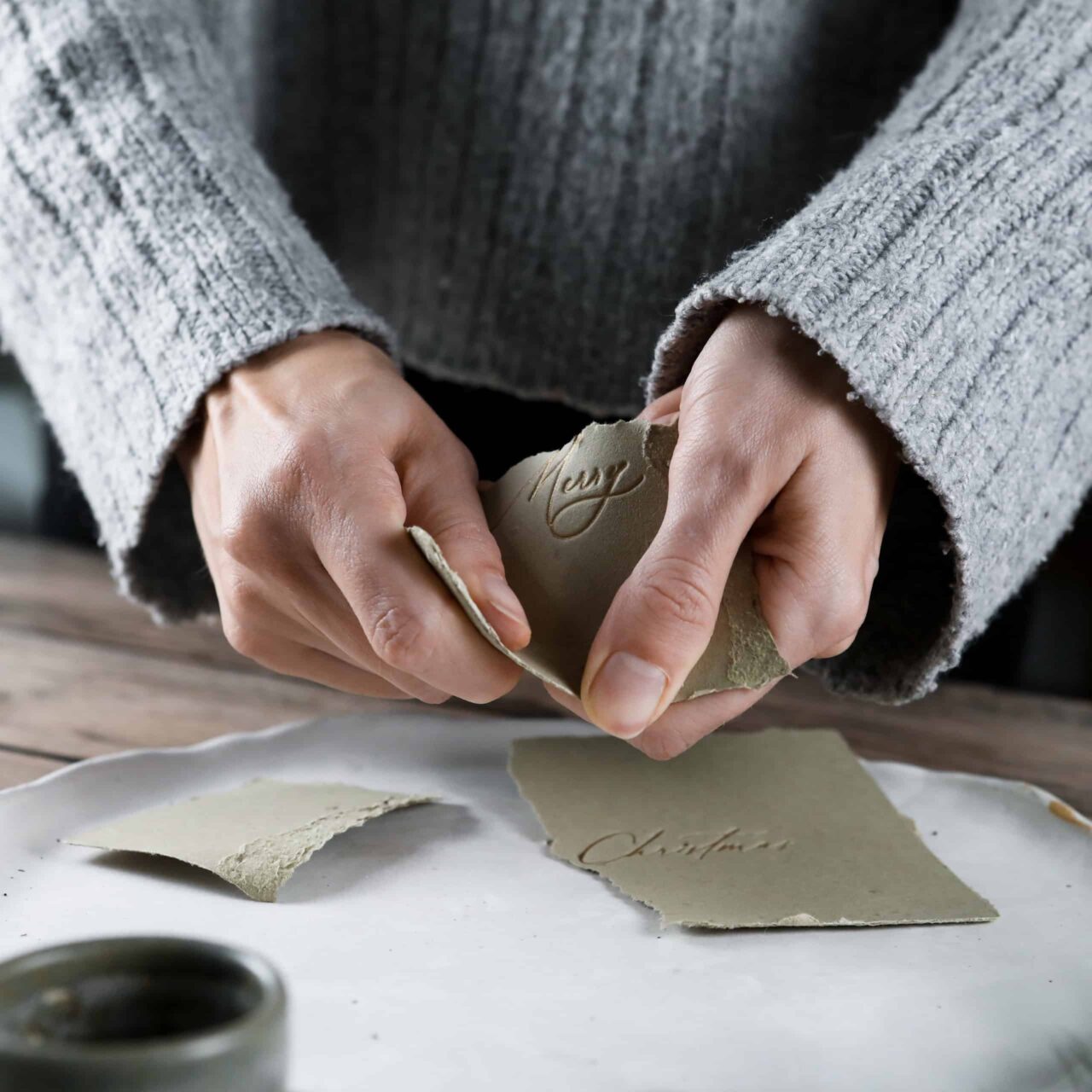 Wachsende Weihnachtskarte mit Golddruck und Schriftzug Merry Christmas, Golddruck ist ungiftig auf Basis von Lebensmittelfarbe im Letterpress-Verfahren sanft ins Papier geprägt