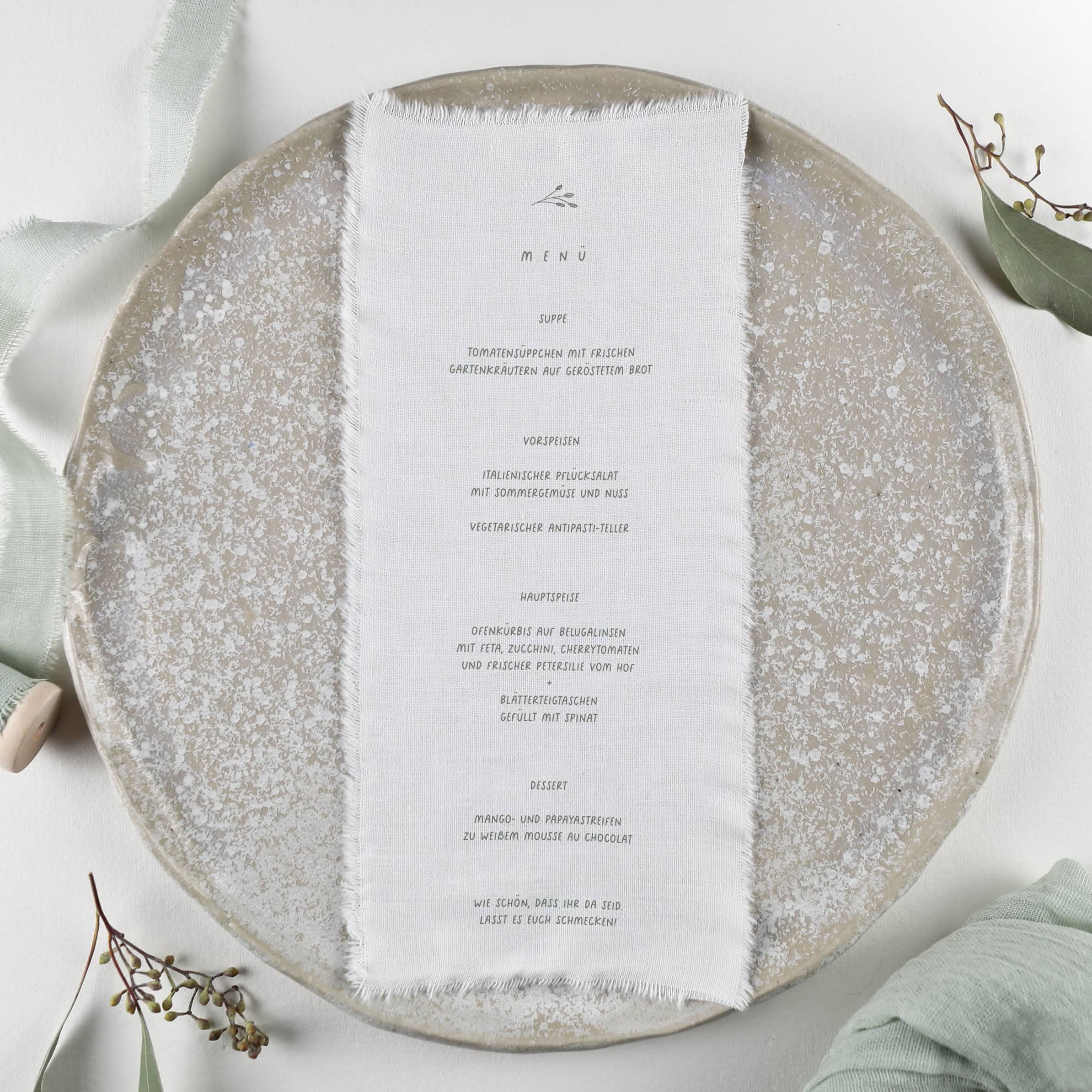 heylittlegreen-Hochzeitspapeterie-Stoffdruck-Menükarte-Serie Jasmine (2) Menükarte aus Stoff, Stoffdruck, Textildruck Papeterie, Hochzeit mit Menü auf Stoff gedruckt