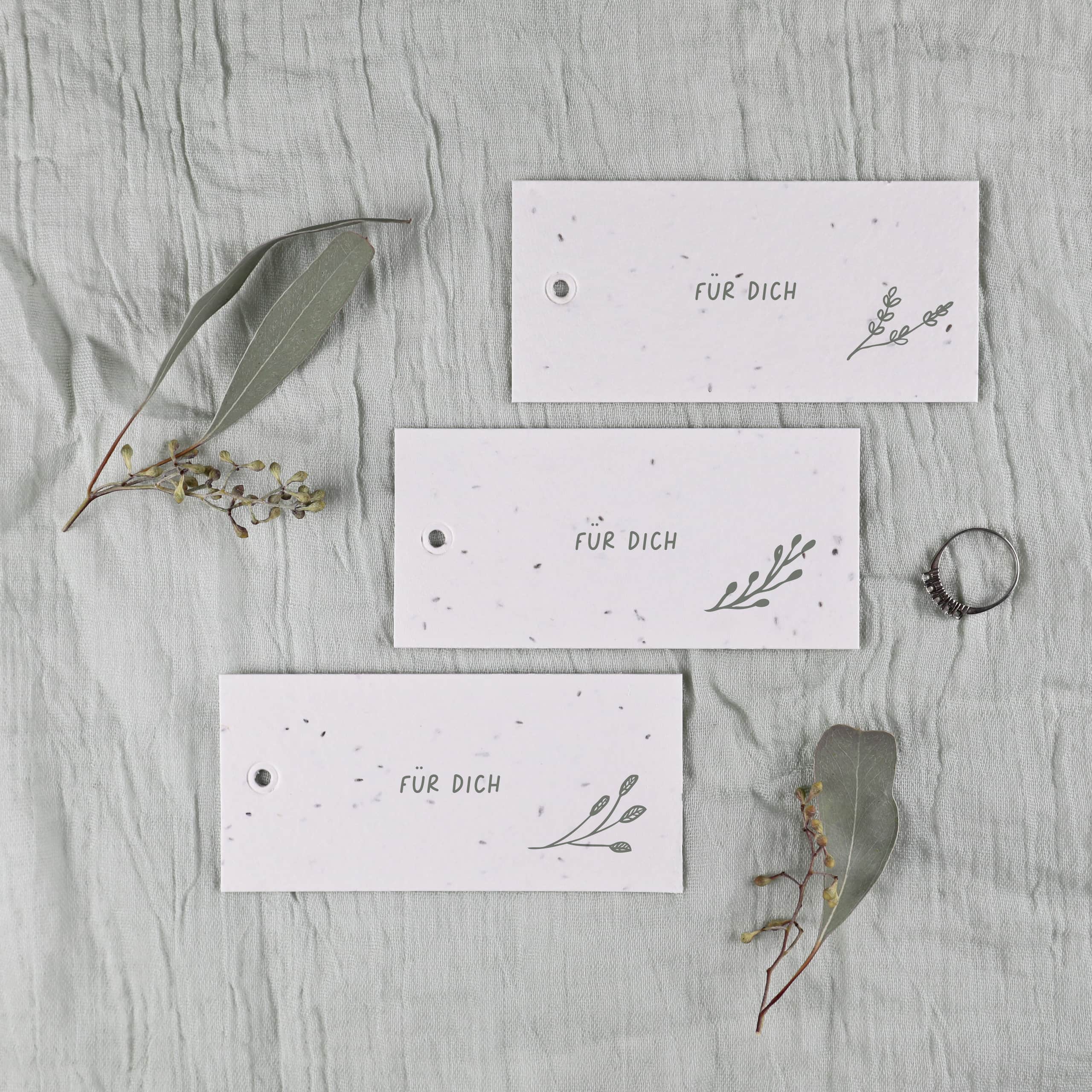 Set aus einpflanzbaren Geschenkanhängern für eure nachhaltige Feier, das Set besteht aus 3 Geschenkanhängern zum Einpflanzen aus handgeschöpftem Wildblumen-Saatpapier