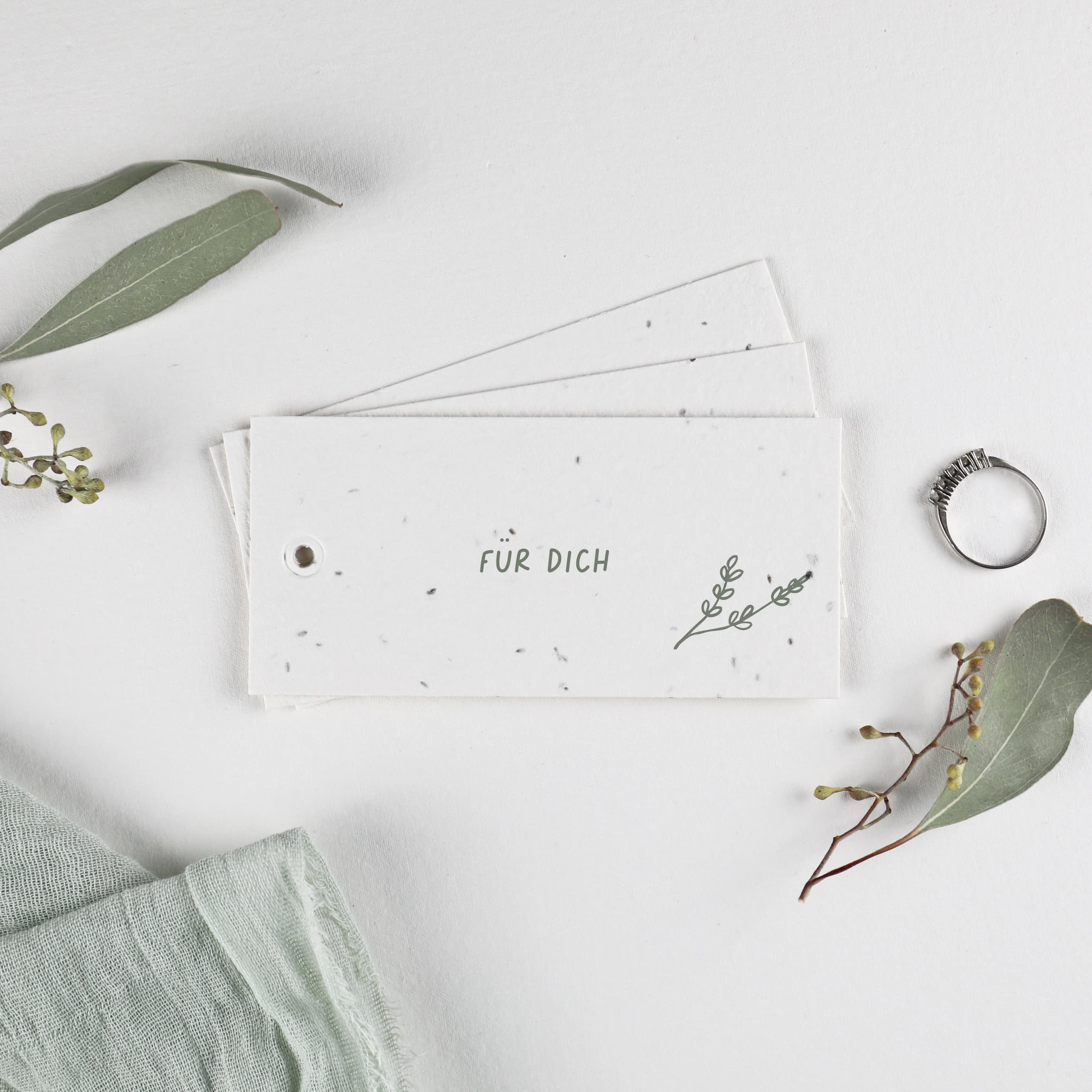 Set aus einpflanzbaren Geschenkanhängern für eure nachhaltige Feier, das Set besteht aus 3 Geschenkanhängern zum Einpflanzen aus handgeschöpftem Wildblumen-Saatpapier