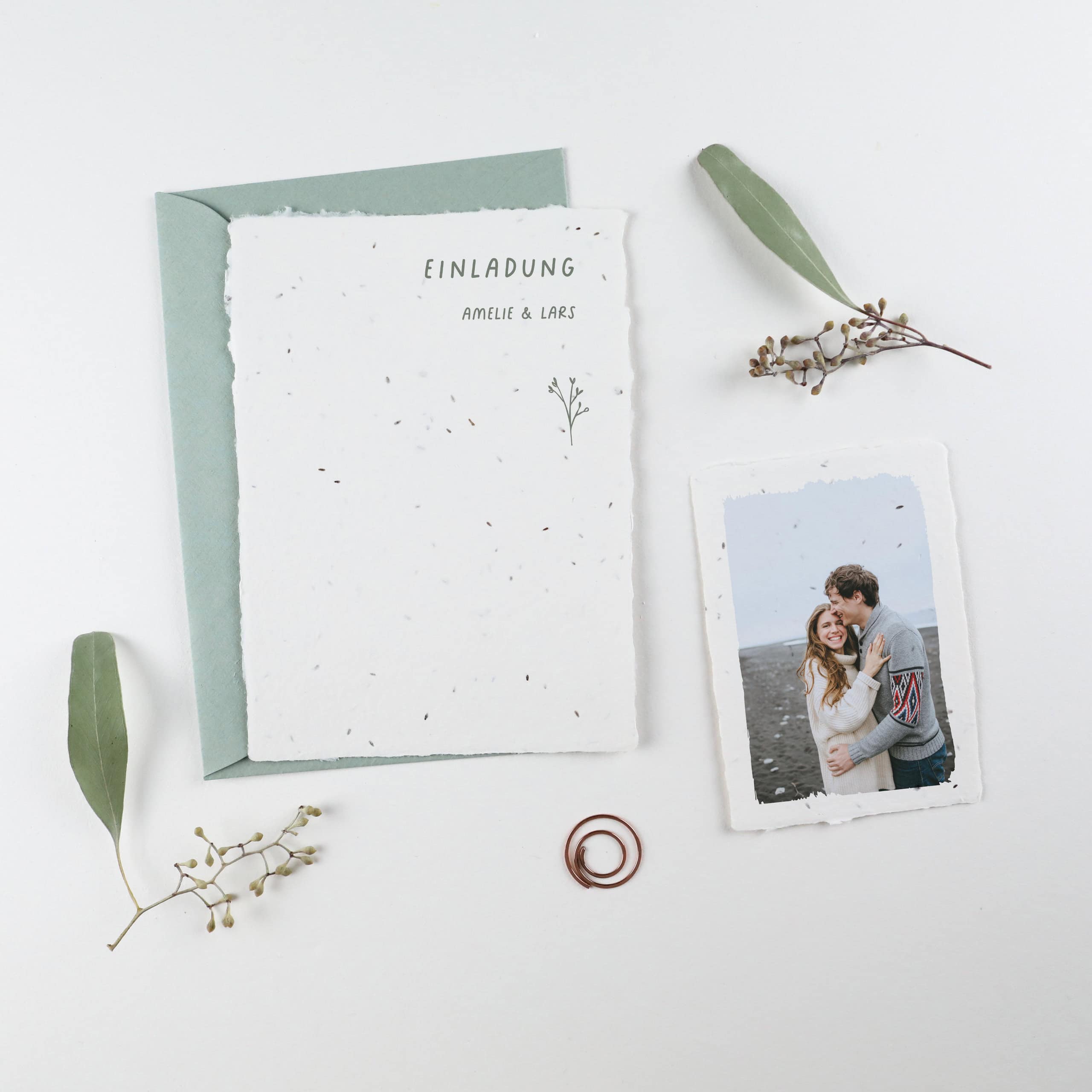 heylittlegreen-handgeschöpftes Saatpapier-Hochzeitseinladung-Samenpapier (15) Papeterie zur Hochzeit aus handgemachtem Samenpapier, Einpflanzbare Hochzeitseinladungen und wachsende Hochzeitskarten, Zarte Zweige, Minimalistische, süße Designs