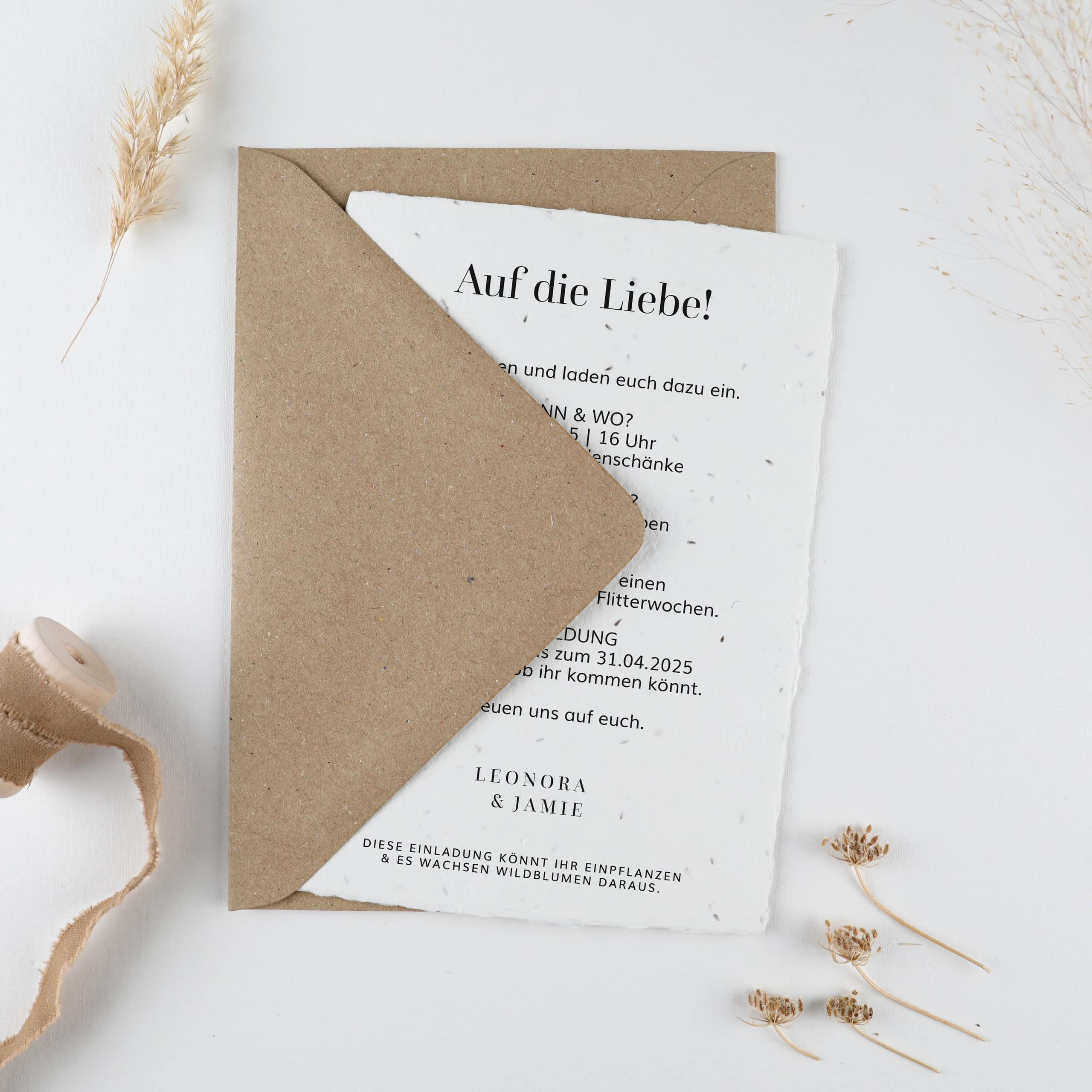 Nachhaltige Hochzeitseinladung aus handgeschöpftem Saatpapier - nachhaltig heiraten und die Liebe wachsen lassen mit Hochzeitspapeterie aus Samenpapier