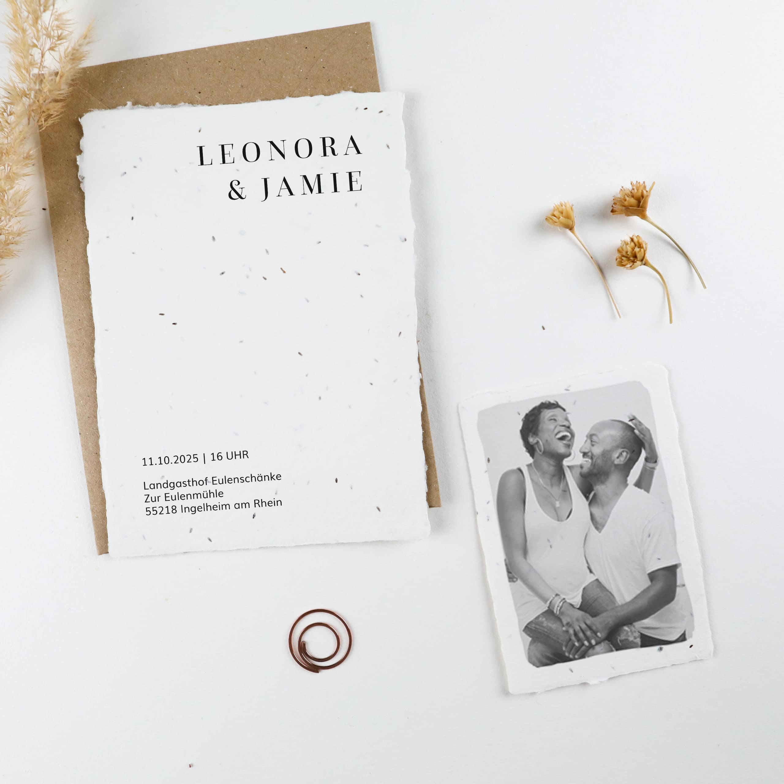 Detailaufnahme der Einladungskarte mit Foto-Beikarte aus der Serie "Fiora", Einpflanzbare Hochzeitspapeterie aus Samenpapier