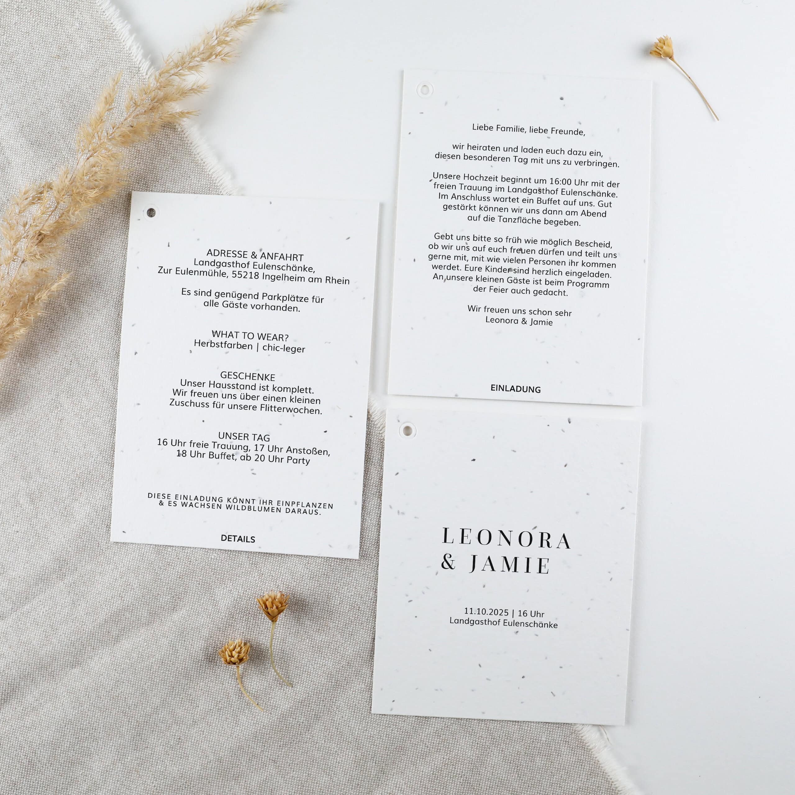 heylittlegreen-handgeschöpftes Saatpapier-einpflanzbare Hochzeitseinladung-Samenpapier-Einladung für nachhaltige Feiern-Mehrteiler (4) Detailaufnahme der mehrteiligen Einladungskarte mit Einladung, Detailkarte und Hauptkarte aus der Serie "Fiora", Einpflanzbare Hochzeitspapeterie aus Samenpapier