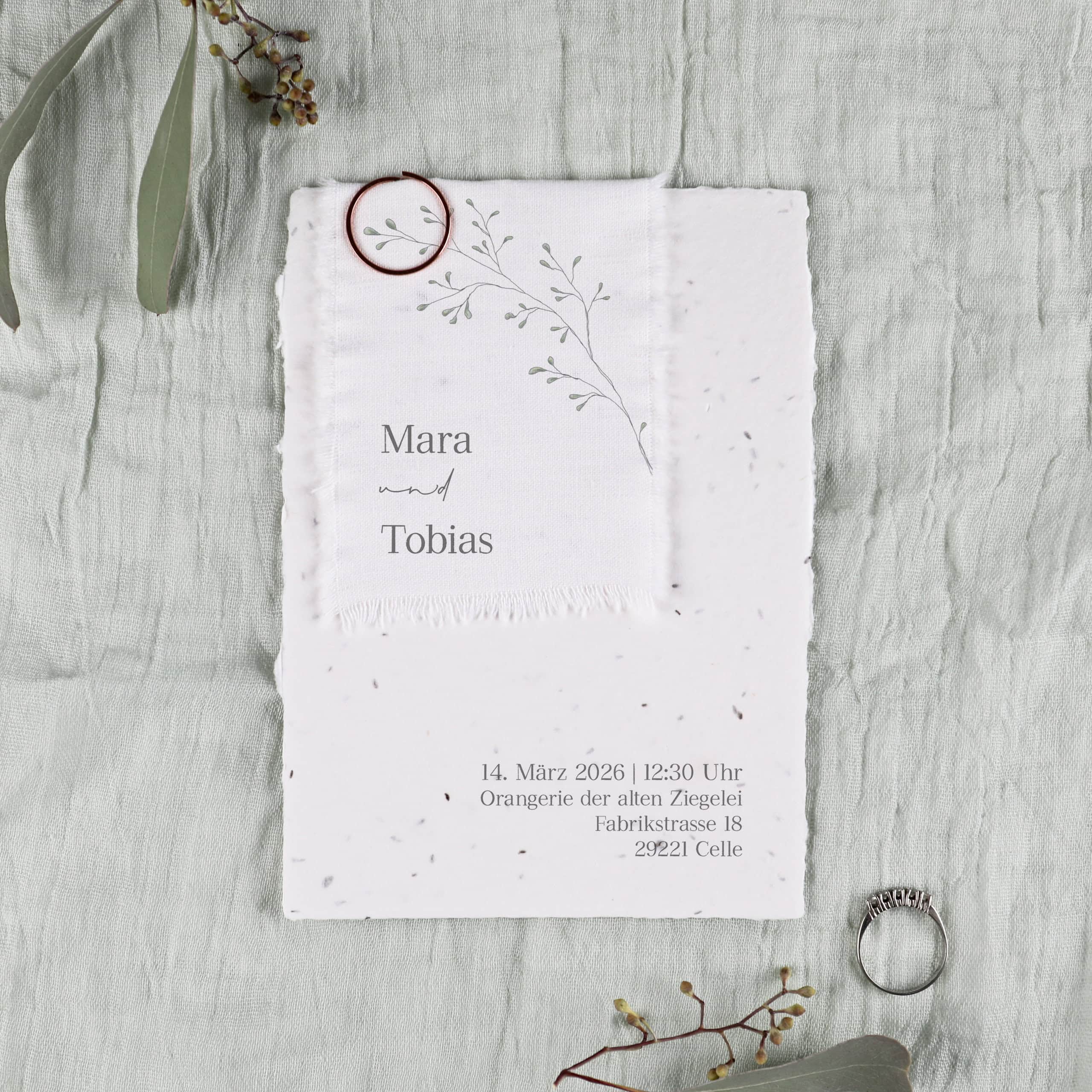 heylittlegreen-handgeschöpftes Saatpapier-nachhaltige Hochzeitspapeterie-Einladung aus Samenpapier kombiniert mit edlem Stoffdruck (2) Einladungskarte gedruckt auf Samenpapier für eure nachhaltige Hochzeit, Stoffdruck kombiniert mit Samenpapier, wachsendes Papier für eure Hochzeitseinladungen