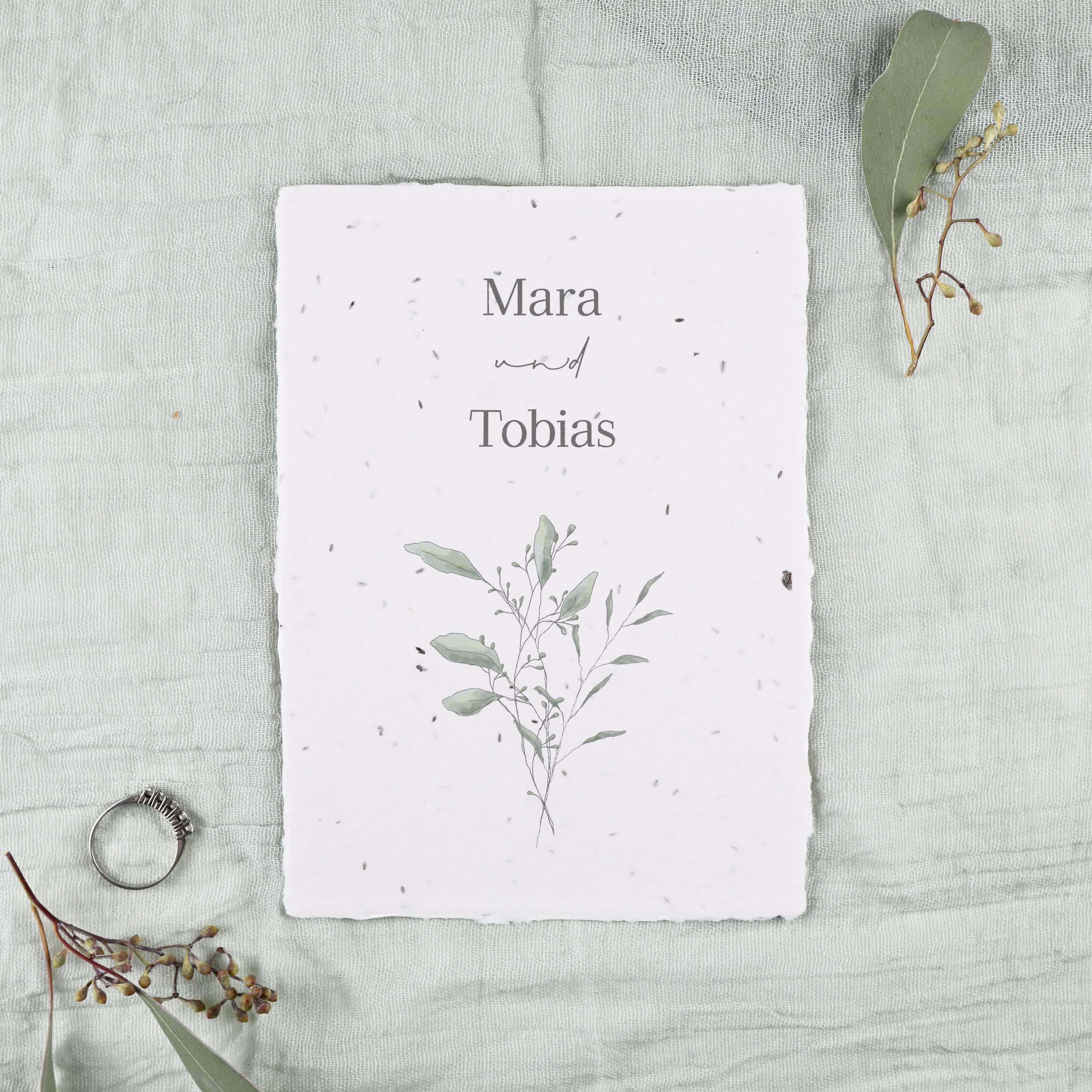 heylittlegreen-handgeschöpftes Saatpapier-nachhaltige Hochzeitspapeterie-Einladungskarte aus Samenpapier (2) Einpflanzbare Hochzeitseinladung auf handgeschöpftem Saatpapier mit zarten Zweigen und den Illustrationen von Eukalyptus