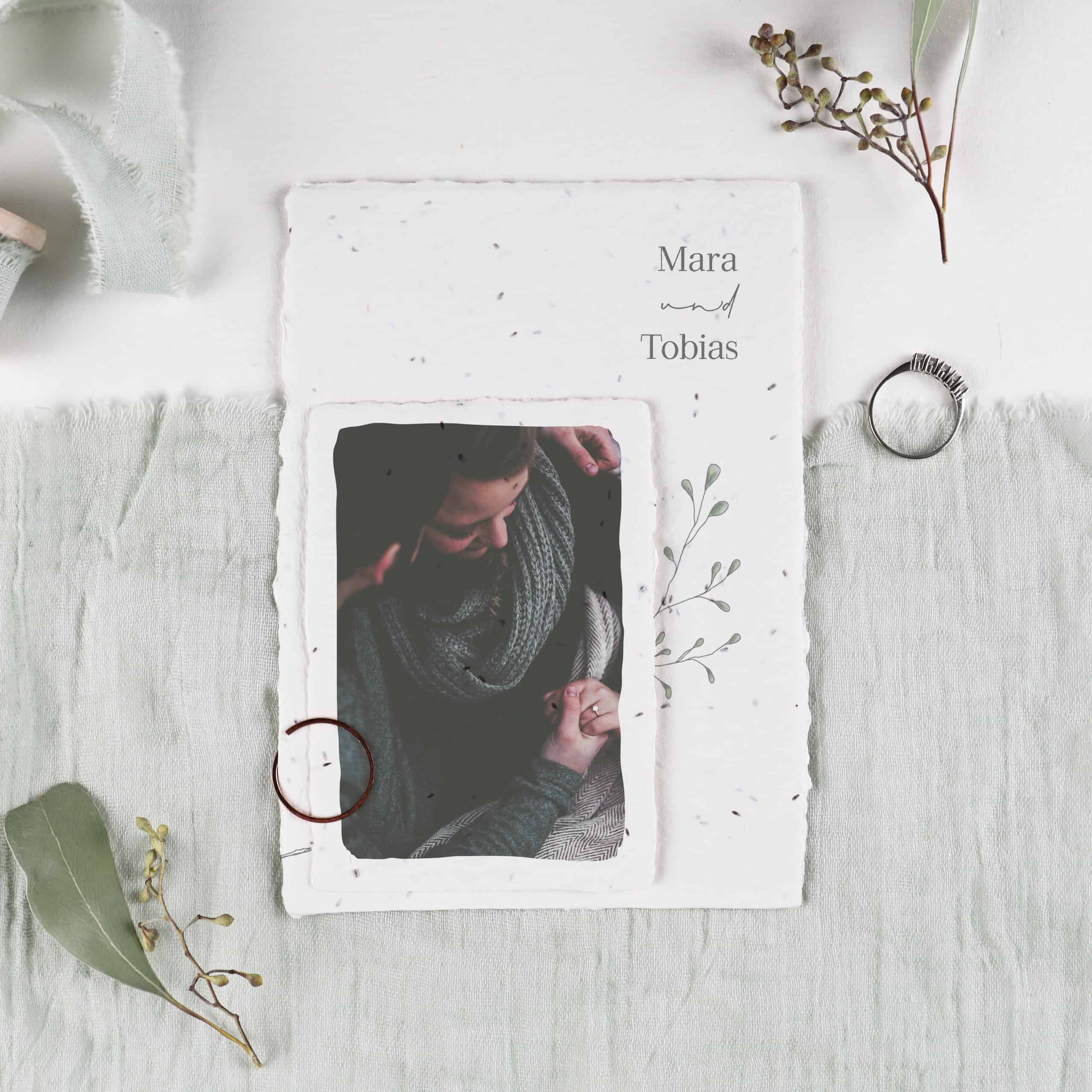 Einpflanzbare Hochzeitseinladung auf handgeschöpftem Saatpapier mit zarten Zweigen und den Illustrationen von Eukalyptus, mit Foto