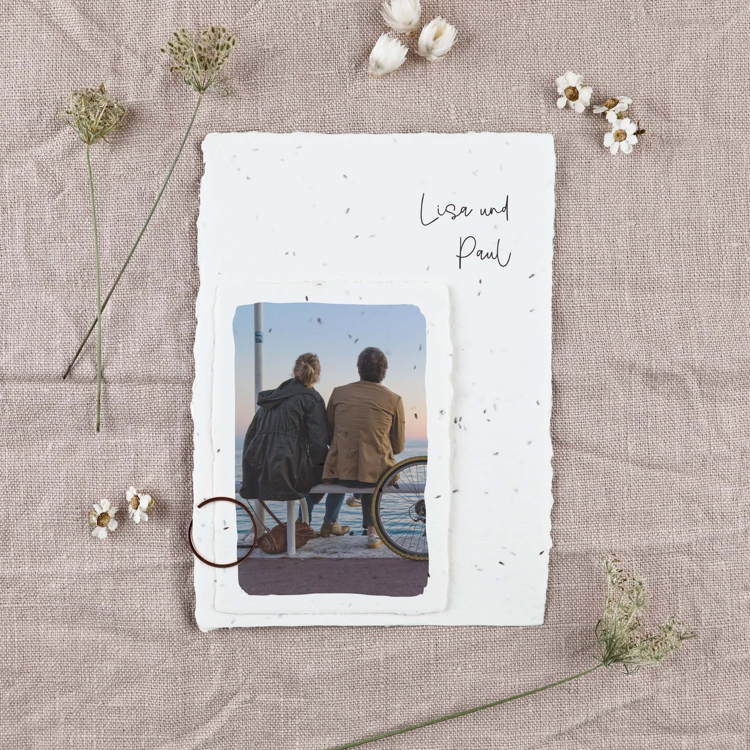 Nachhaltige Hochzeitseinladung zum Einpflanzen aus der floralen Serie "Wildflower", Bunte Blumen treffen auf verspieltes Design für eure nachhaltige Hochzeitsfeier mit Fotodruck